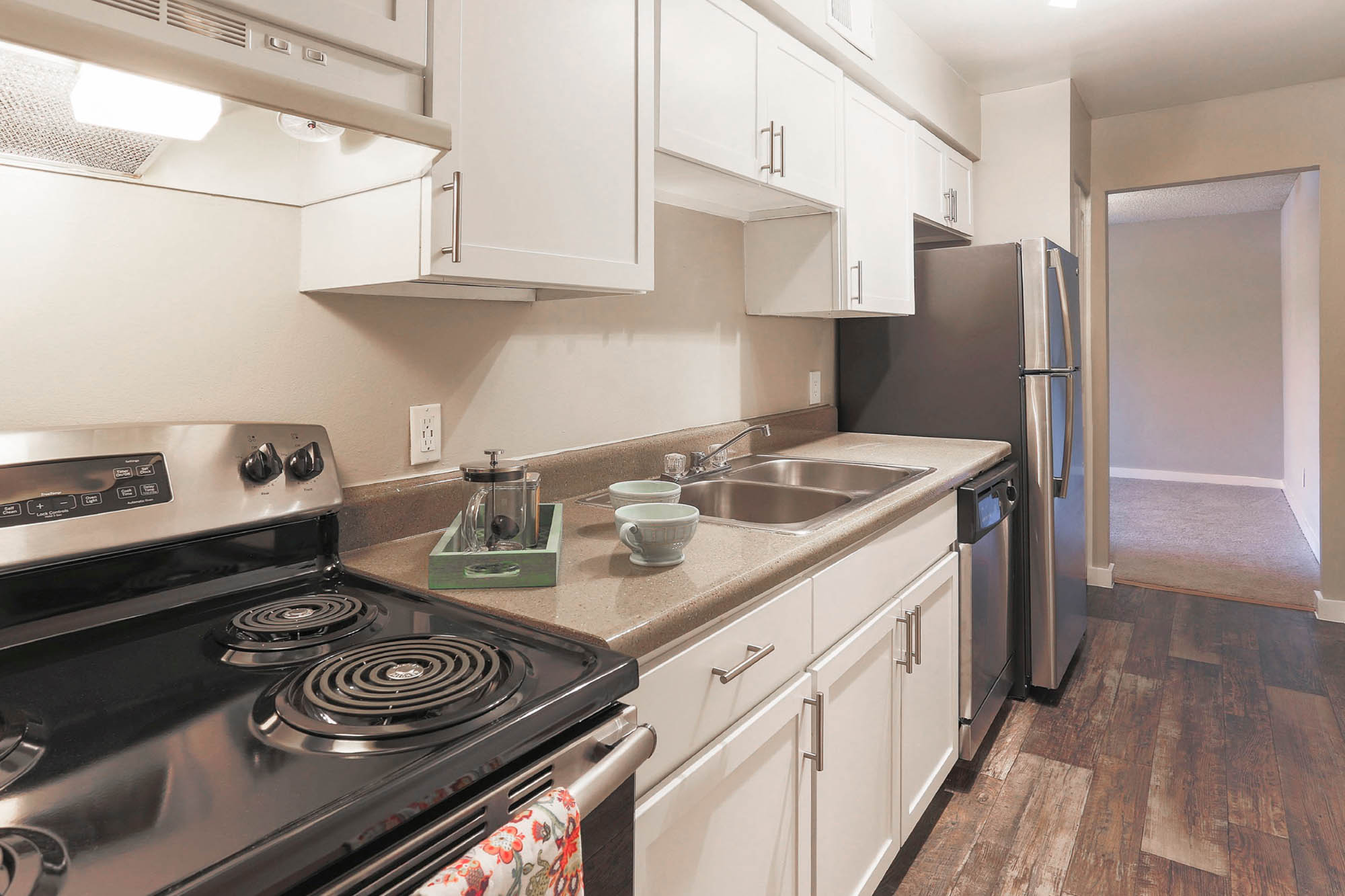 Falcon - 1 Bed 1 Bath - Kitchen