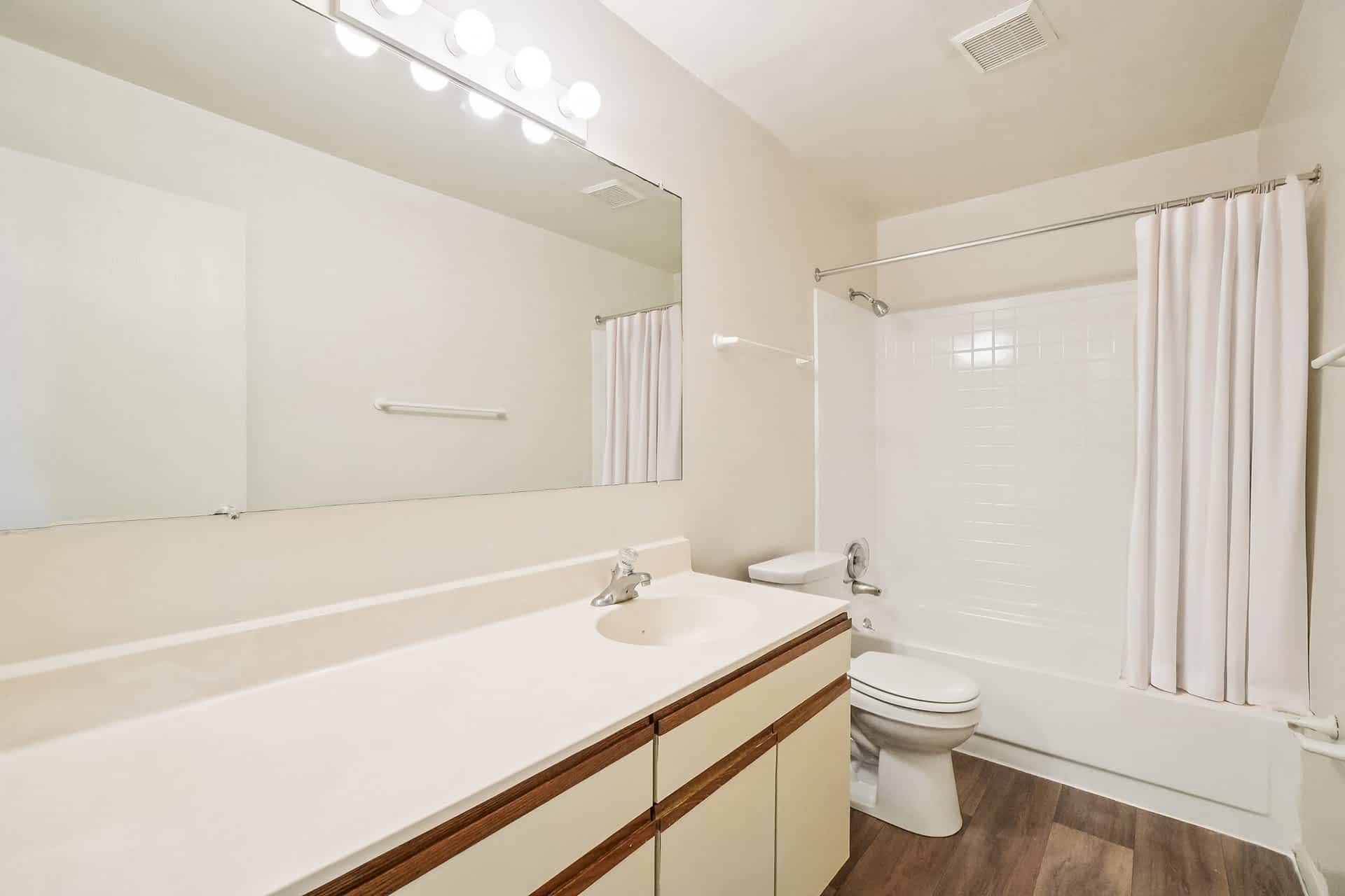 The Barton Hills - 2 Bed 1 Bath - 815 Sq. Ft.