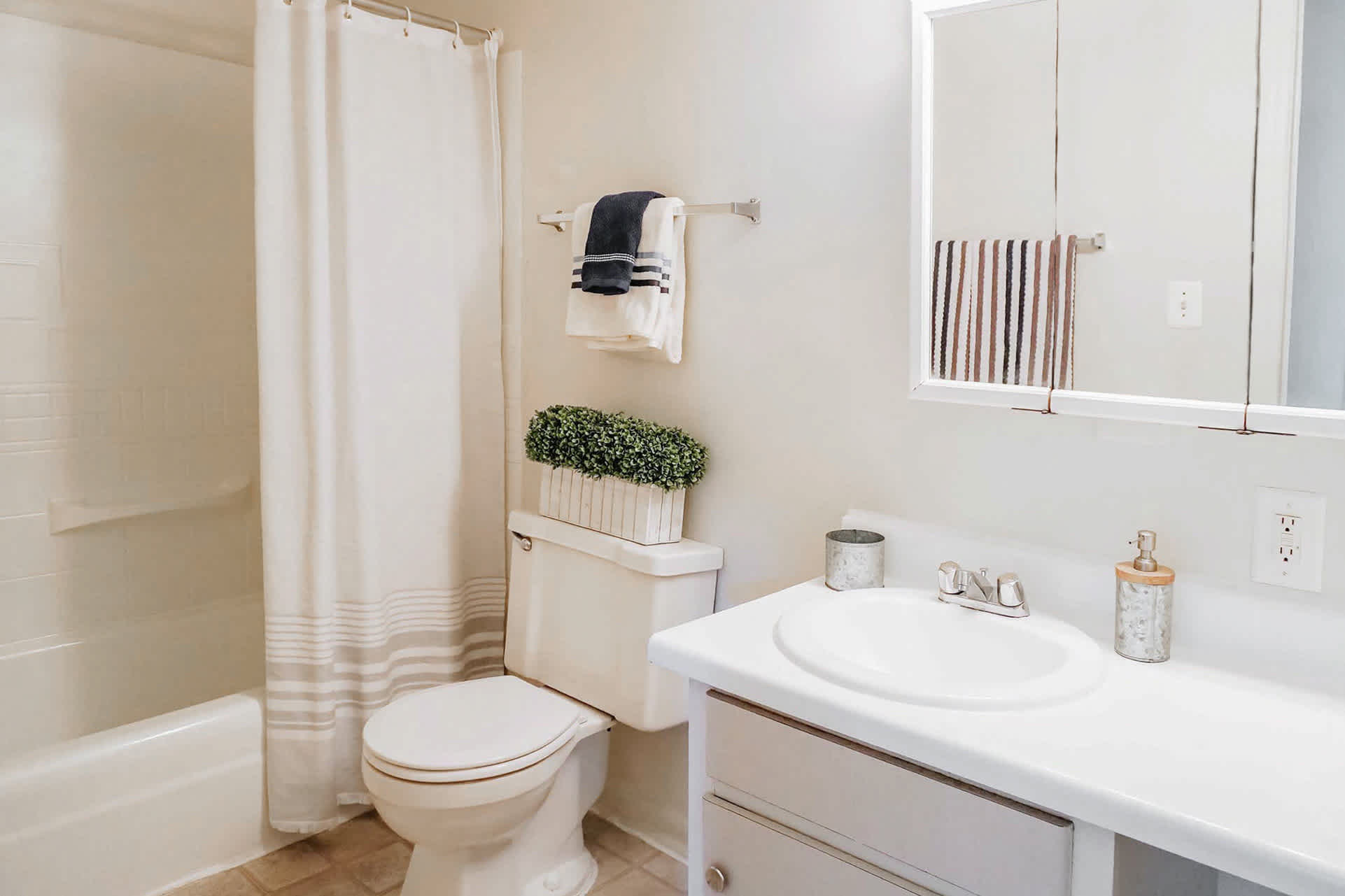 Bryant - 2 Bed 1.5 Bath - Bathroom