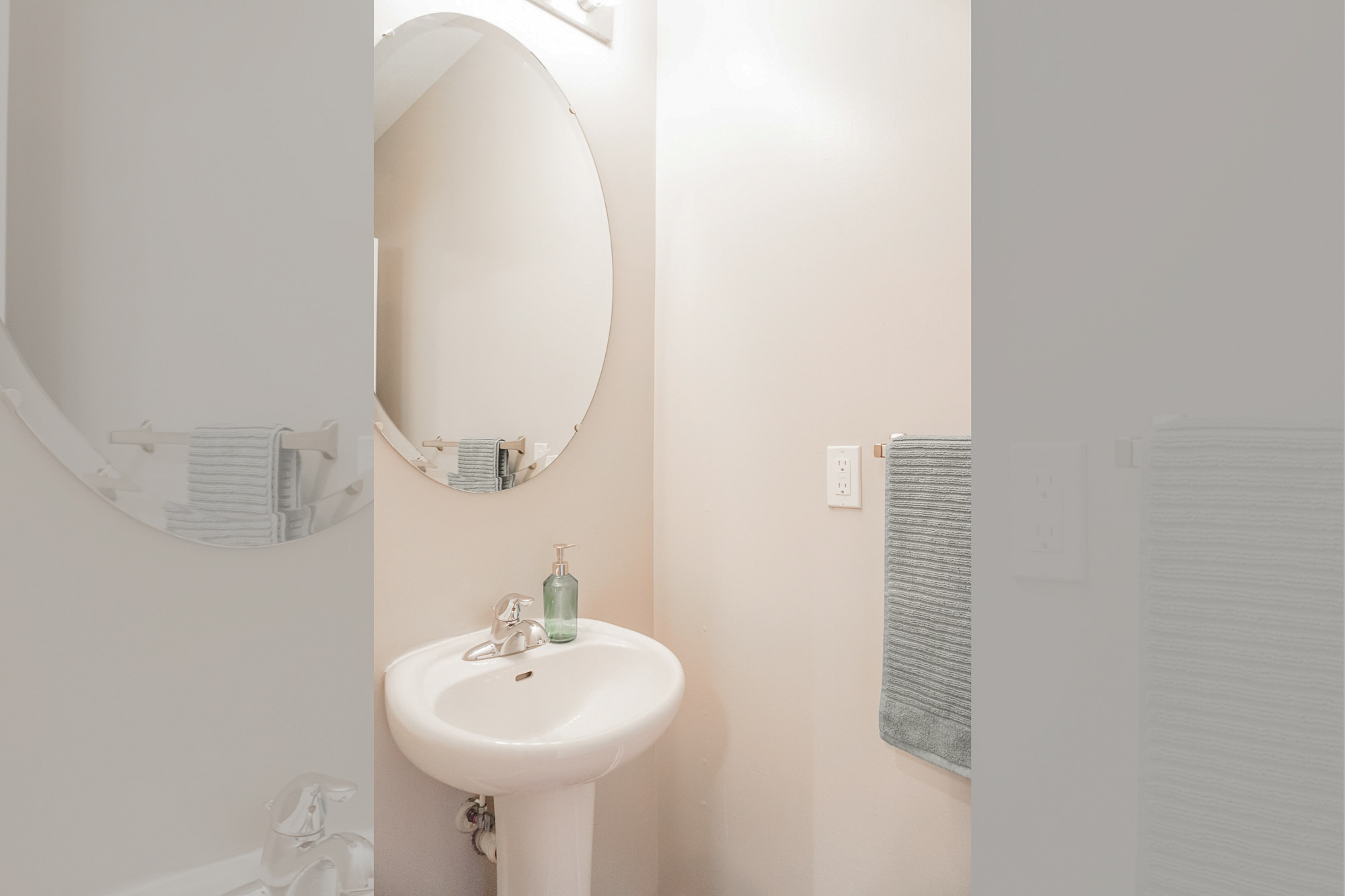 The Spruce - 4 Bed 2.5 Bath - Half Bathroom