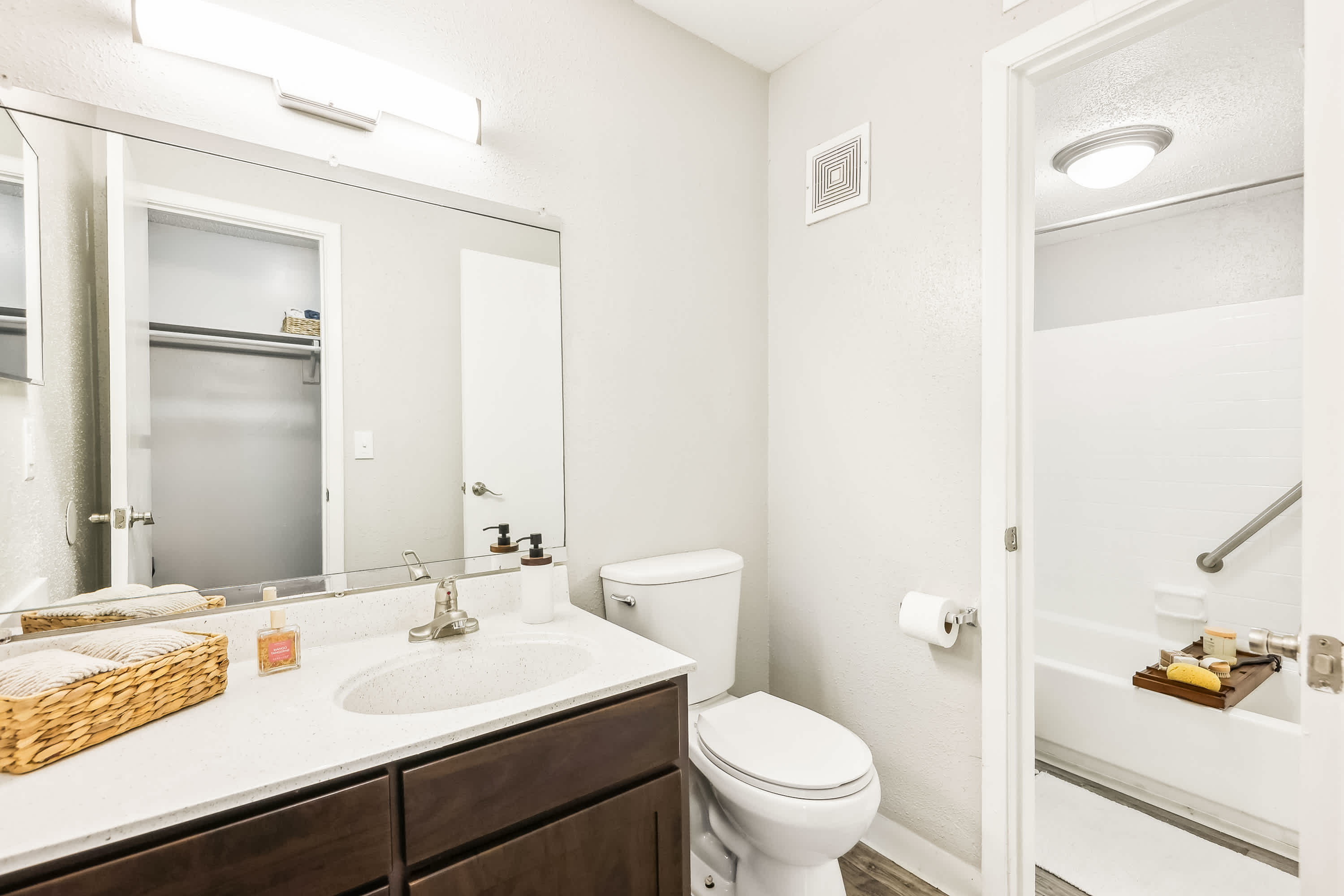 Wekiwa - 2 Bed 1.5 Bath - Bathroom