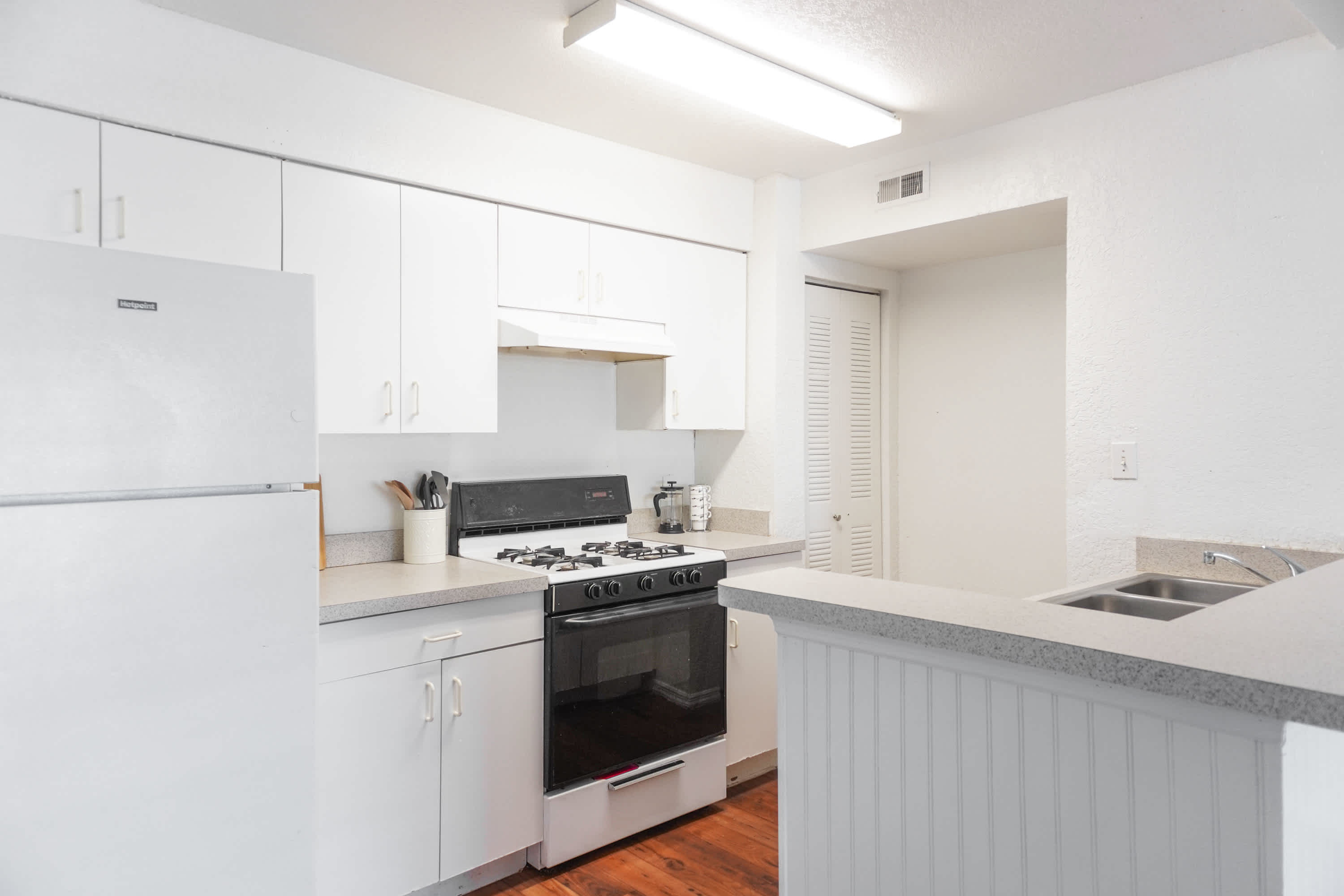 Marina Grande - 1 Bed 1 Bath - Kitchen (Standard Appliances)