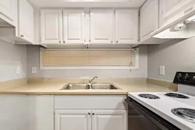 Corrine - Studio - Kitchen
