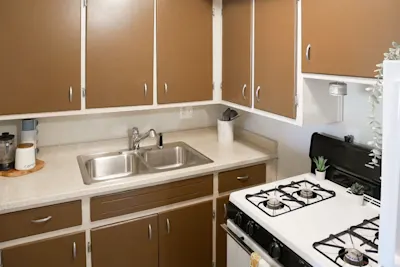 The Kent - 1 Bed 1 Bath - Kitchen