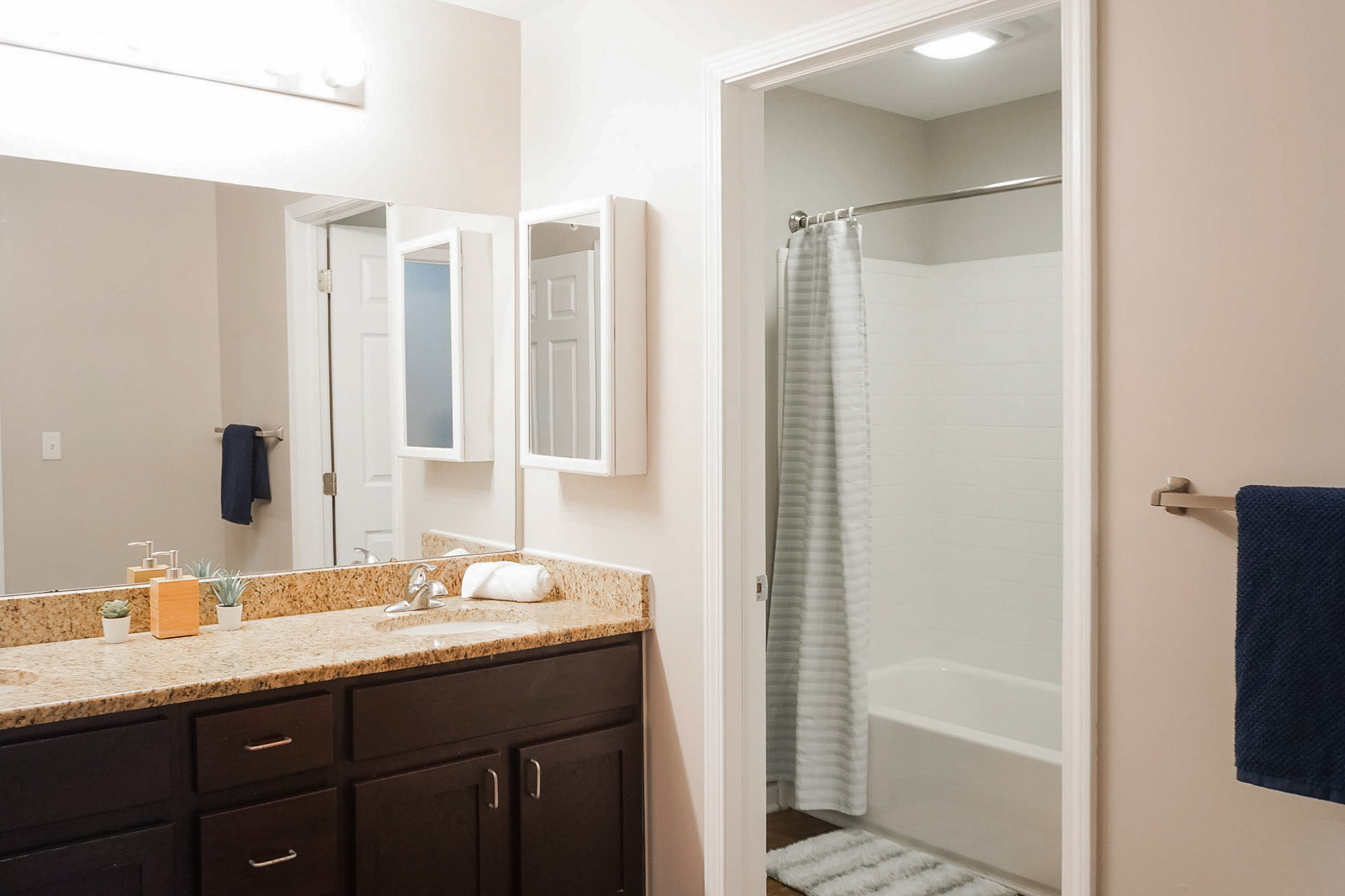 The Spruce - 4 Bed 2.5 Bath - Bathroom