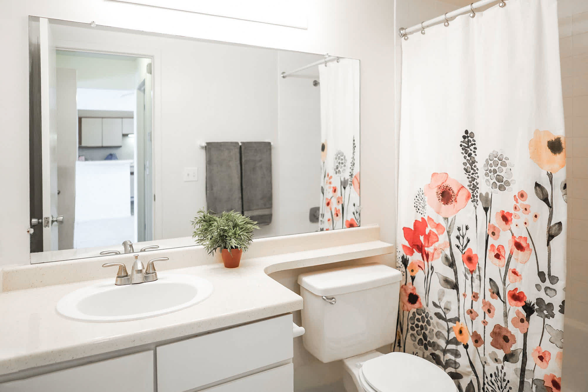The Cardinal - 1 Bed 1 Bath - Bathroom - White Style Cabinets