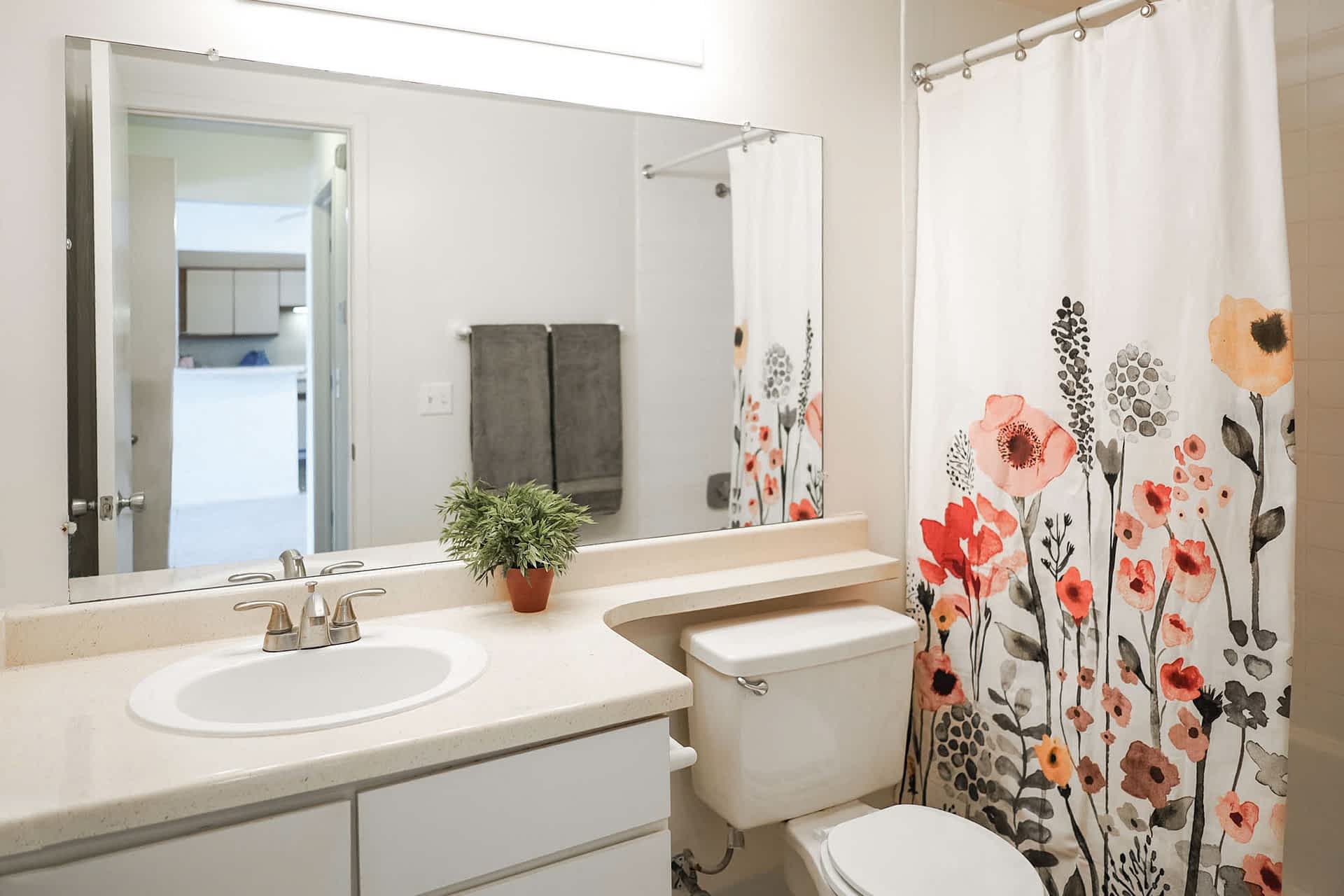 The Cardinal - 1 Bed 1 Bath - Bathroom - White Style Cabinets