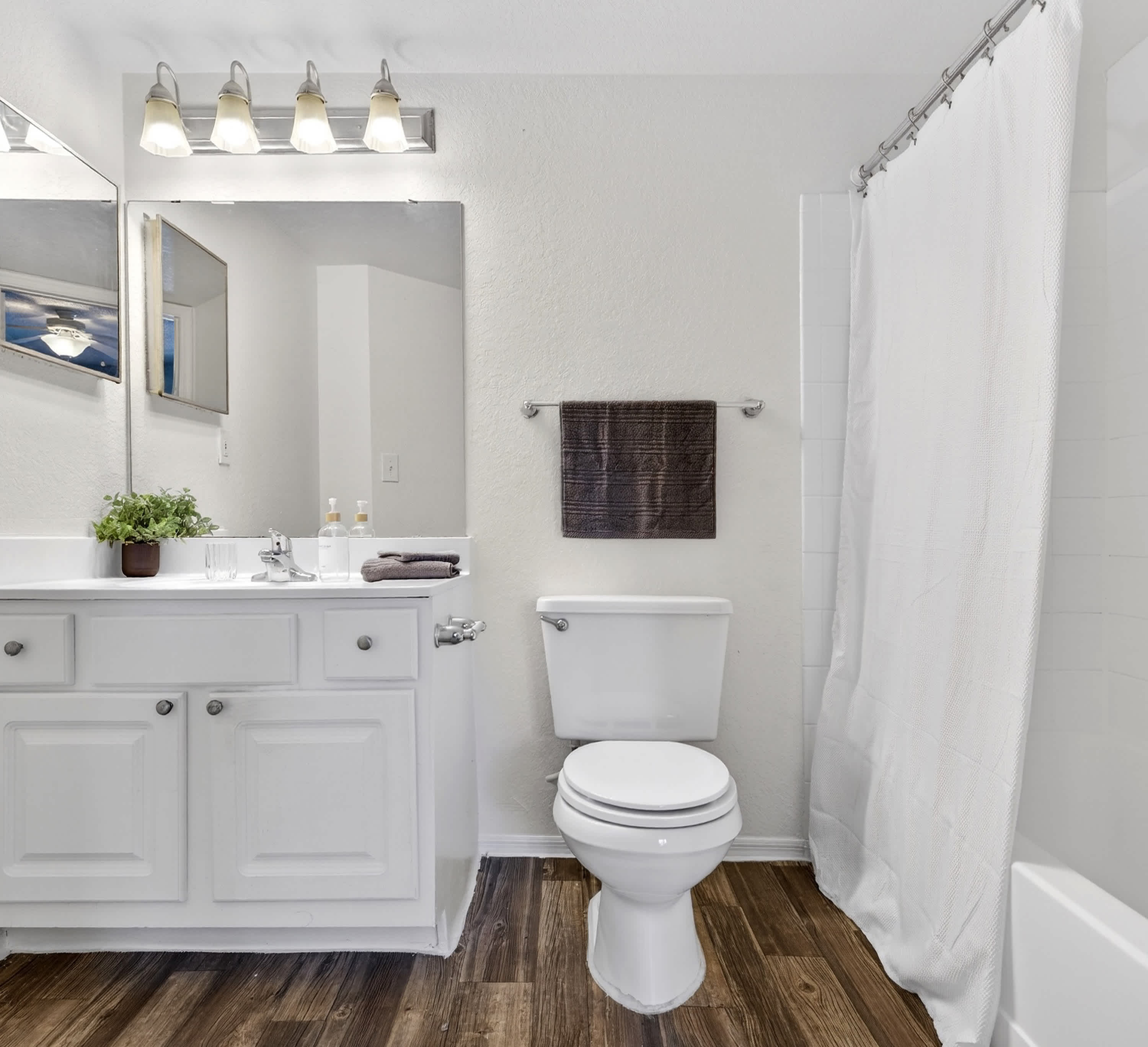 Castillo - 1 Bed 1 Bath - Bathroom