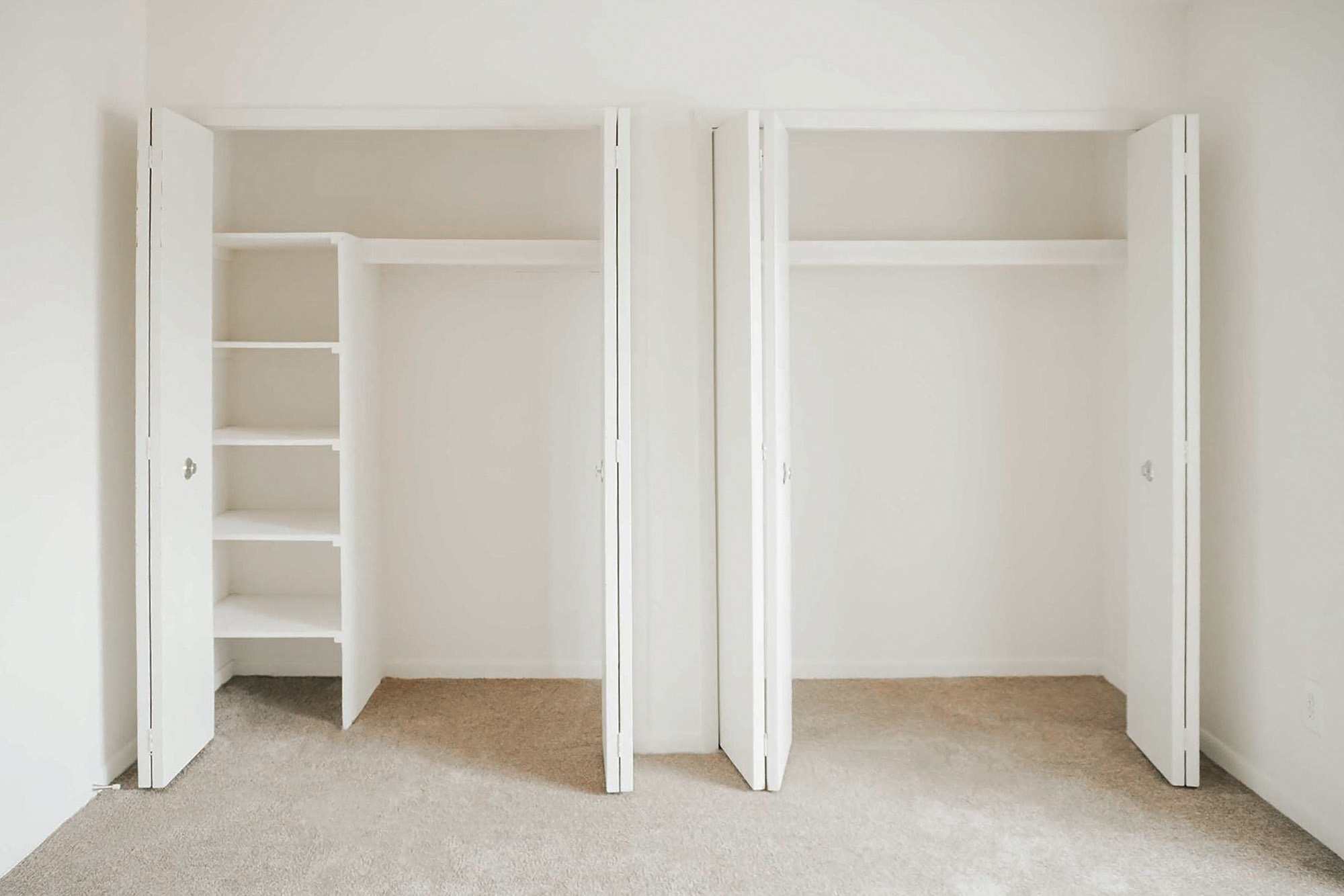 Huron - 1 Bed 1 Bath - Primary Bedroom Closet