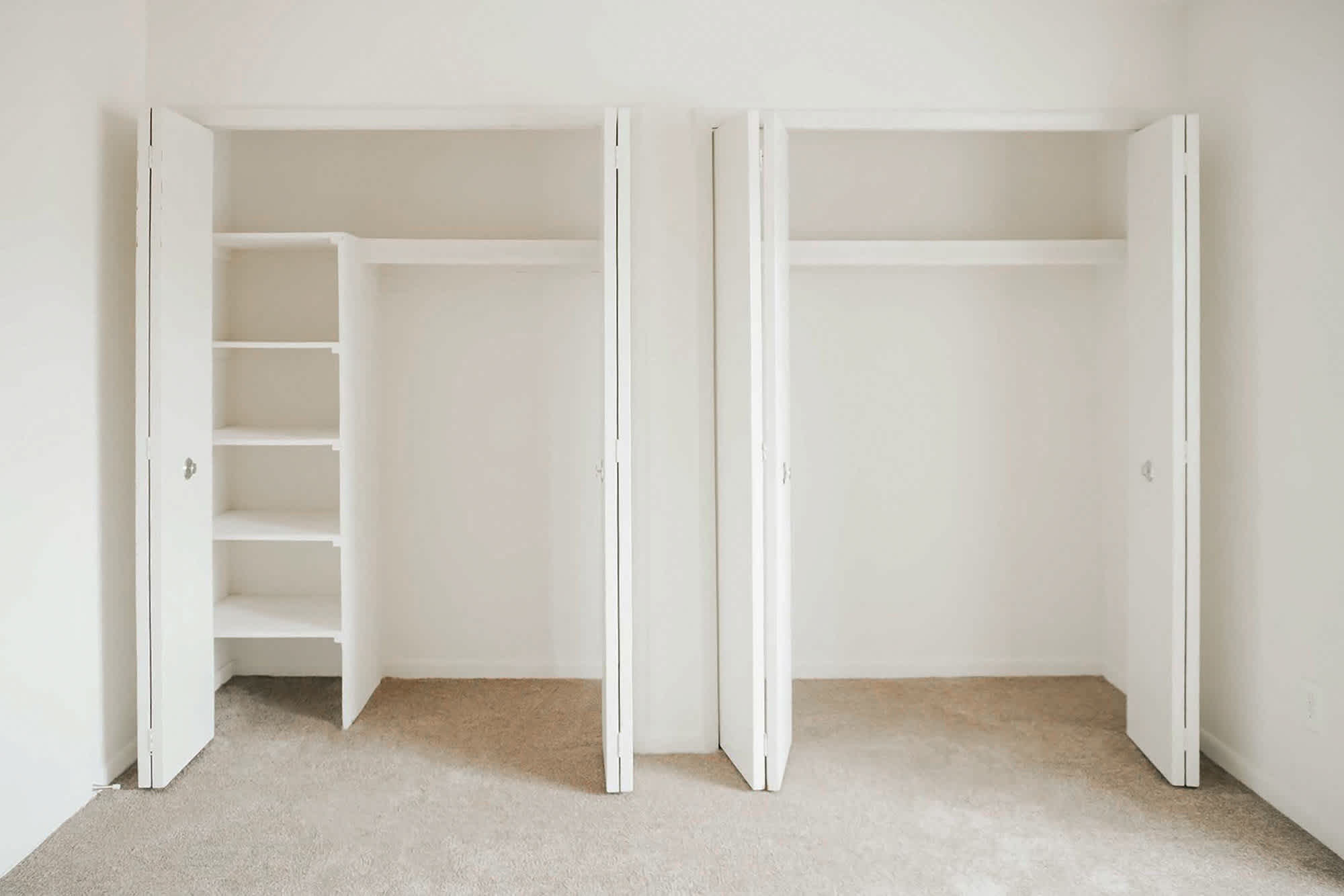 Huron - 1 Bed 1 Bath - Primary Bedroom Closet