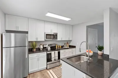 Emerald+ - 1 Bed 1 Bath - Kitchen and Breakfast Bar