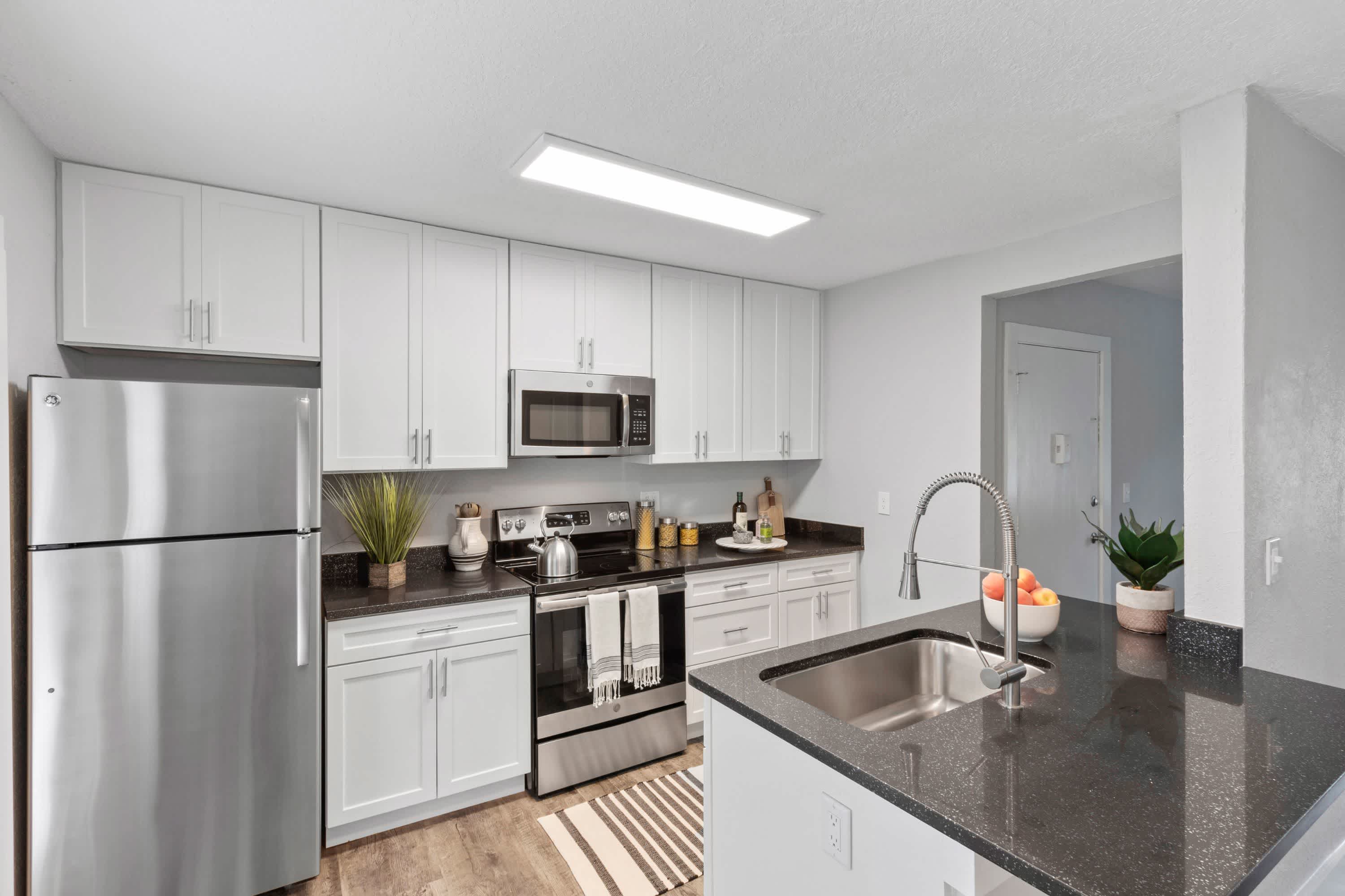 Emerald+ - 1 Bed 1 Bath - Kitchen and Breakfast Bar