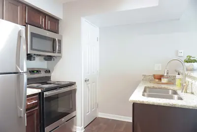 Siesta Key - 1 Bed 1 Bath - Kitchen Shaker Style Cabinets
