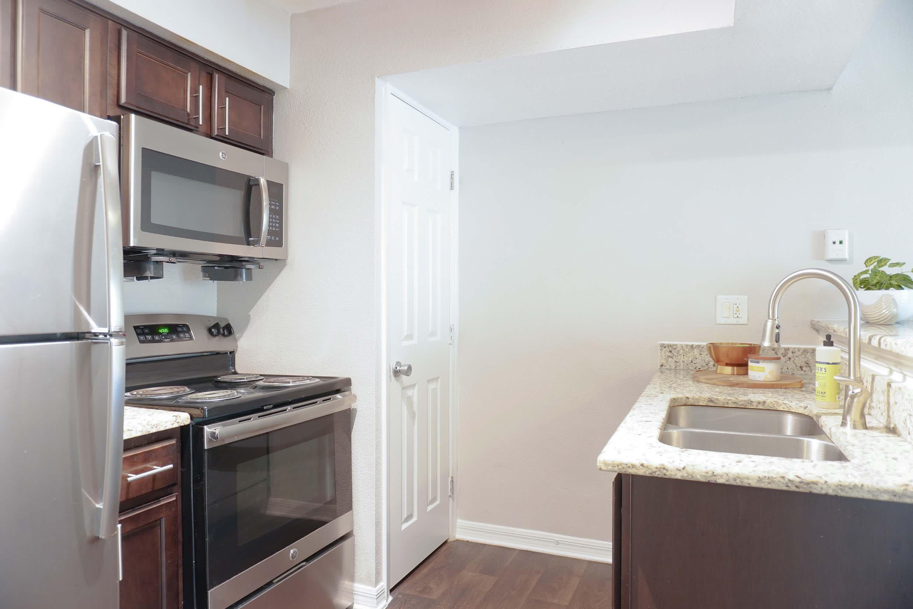 Siesta Key - 1 Bed 1 Bath - Kitchen Shaker Style Cabinets