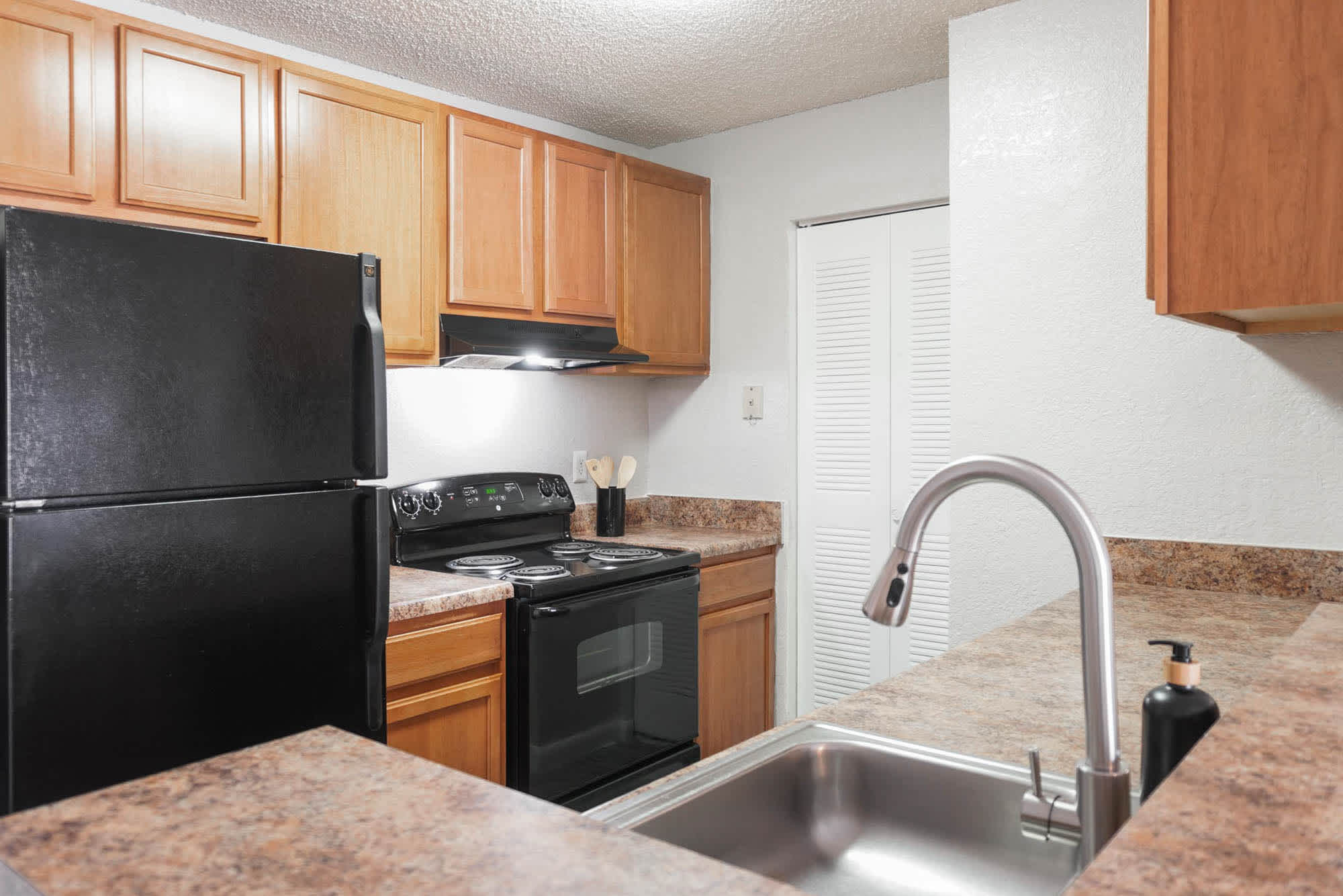 Walter - 2 Bed 1 Bath - Kitchen