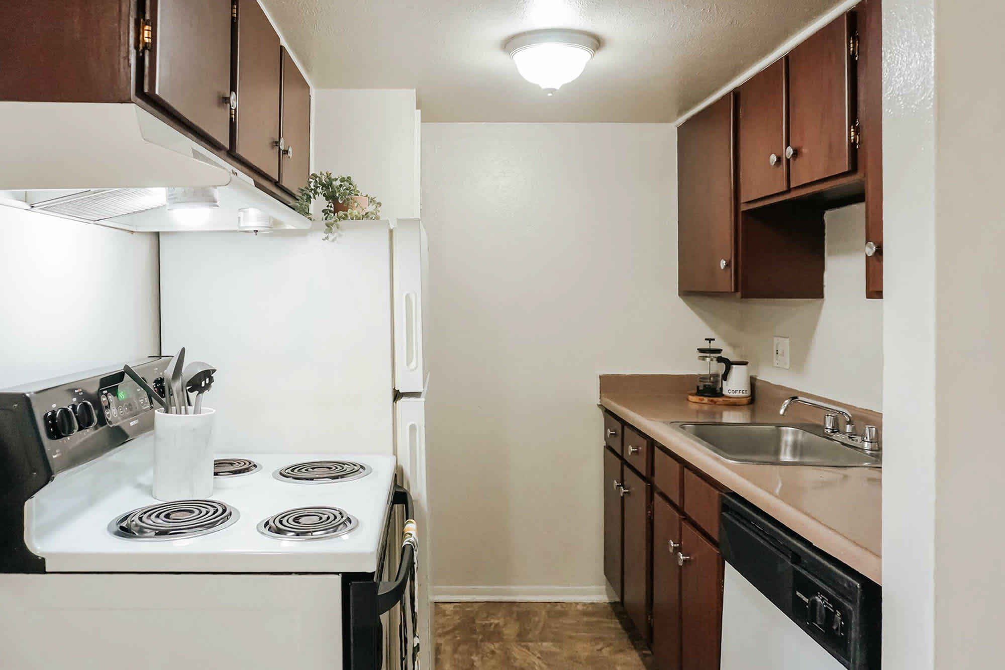 Abbot - 1 Bed 1 Bath - Kitchen