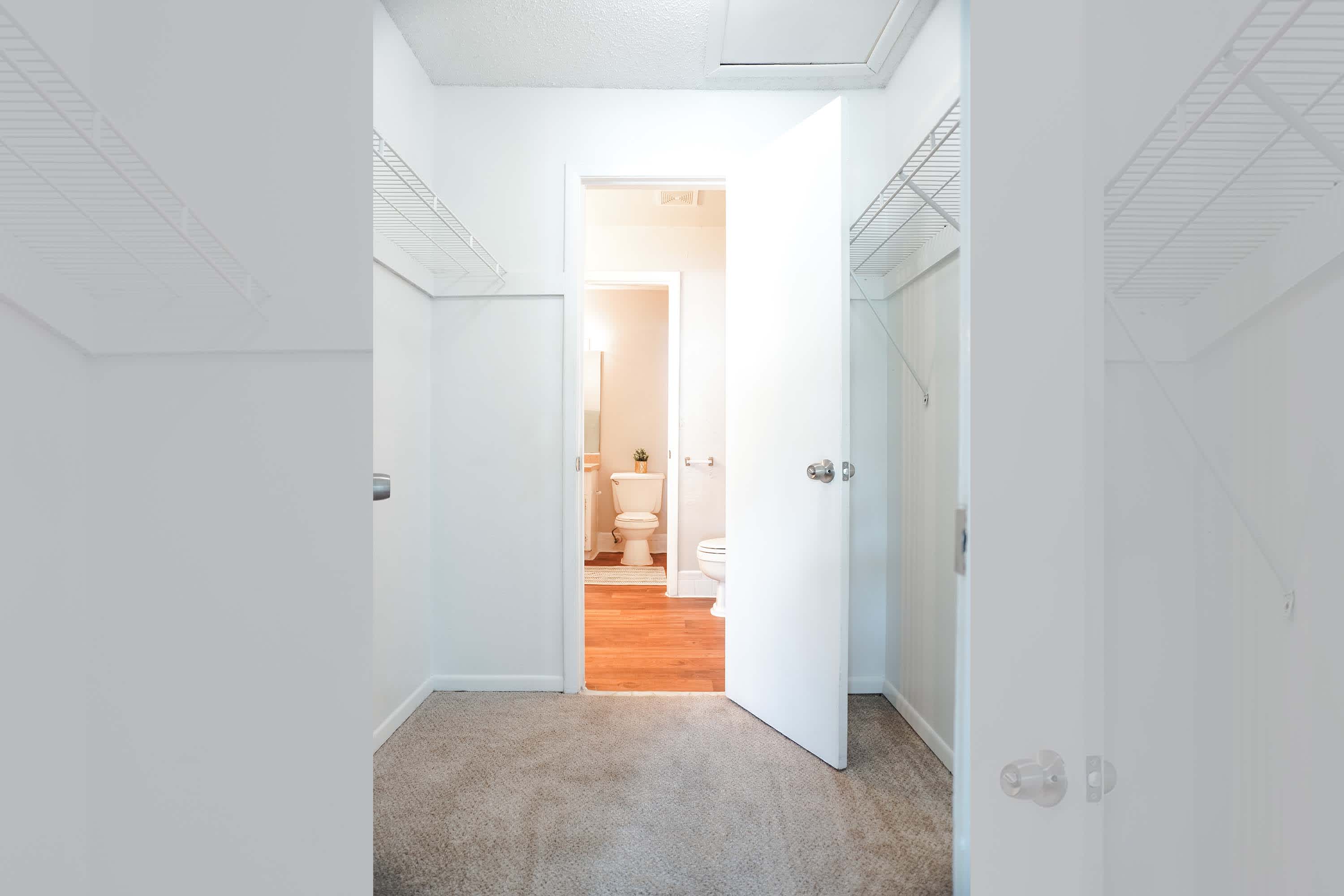 Ivanhoe - 2 Bed 1.5 Bath - Walk-In Closet