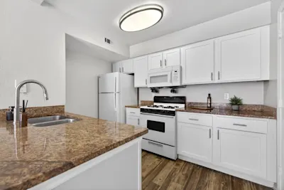 Castillo - 1 Bed 1 Bath - Kitchen