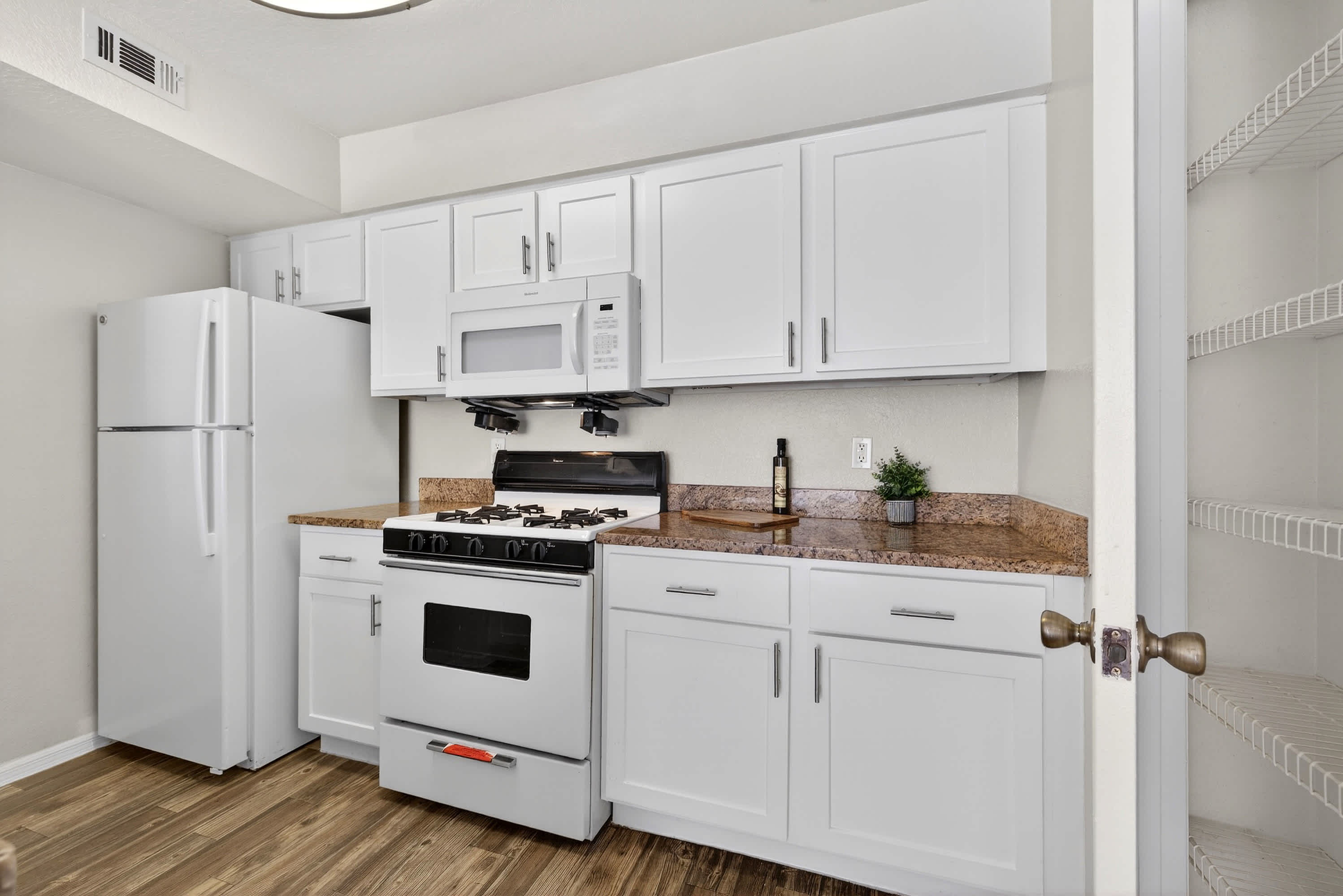 Castillo - 1 Bed 1 Bath - Kitchen