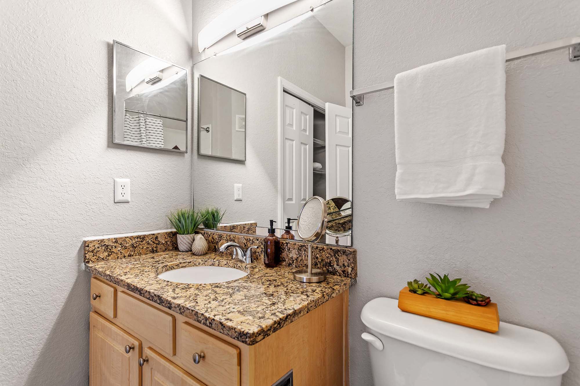 Bruco - 3 Bed 2 Bath - Bathroom 2