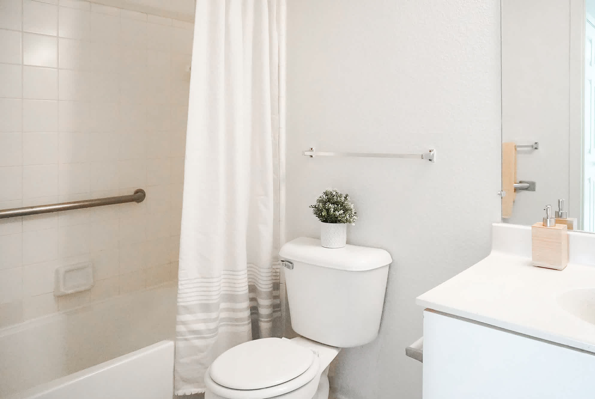 The Belleville - 3 Bed 2 Bath - Bathroom