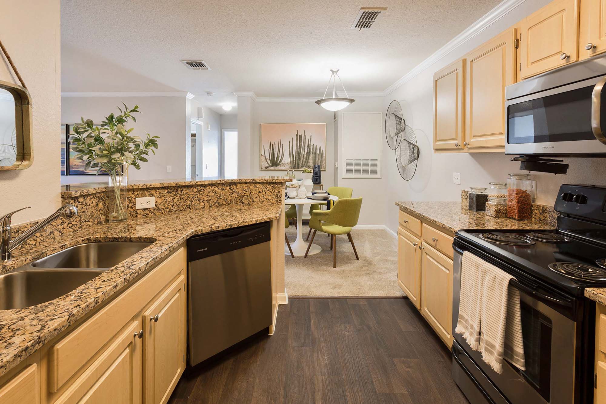 Leocorno - 3 Bed 2 Bath - Kitchen and Dining Area