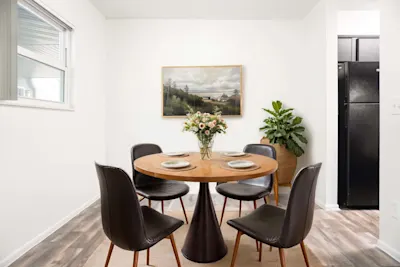 Maverick - 1 Bed 1 Bath - Dining Room