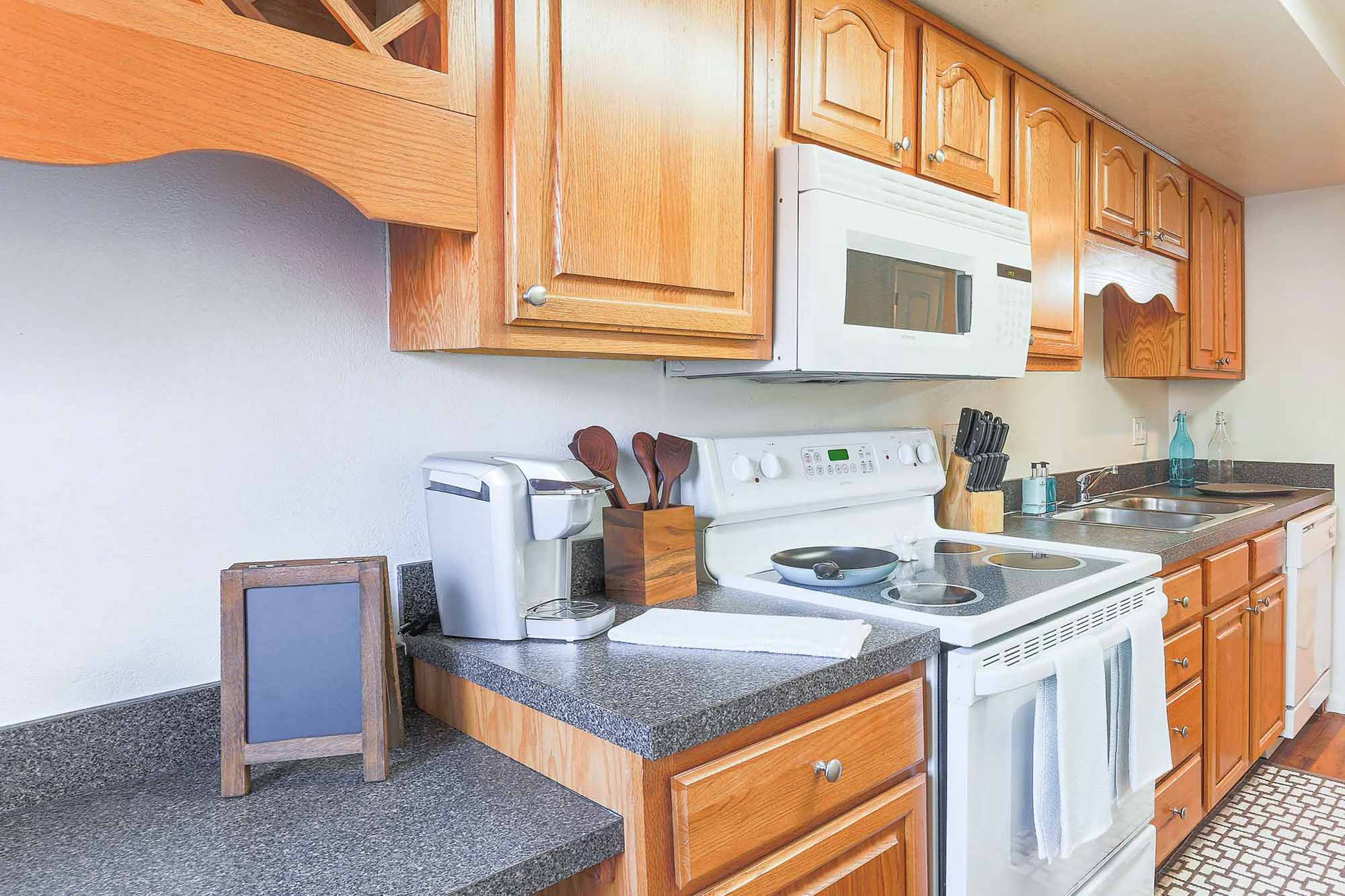 Viola - 2 Bed 2.5 Bath - Kitchen