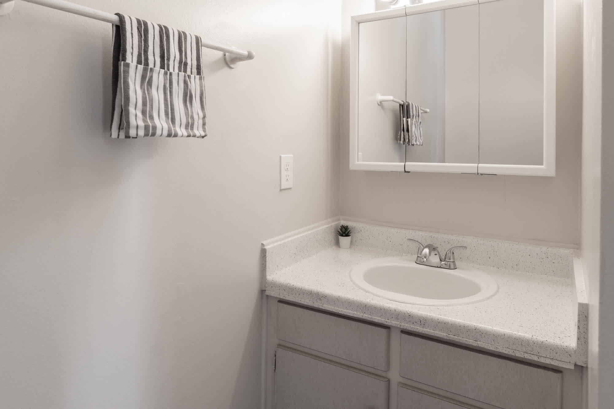 Briarwood - 3 Bed 1.5 Bath - Half Bathroom