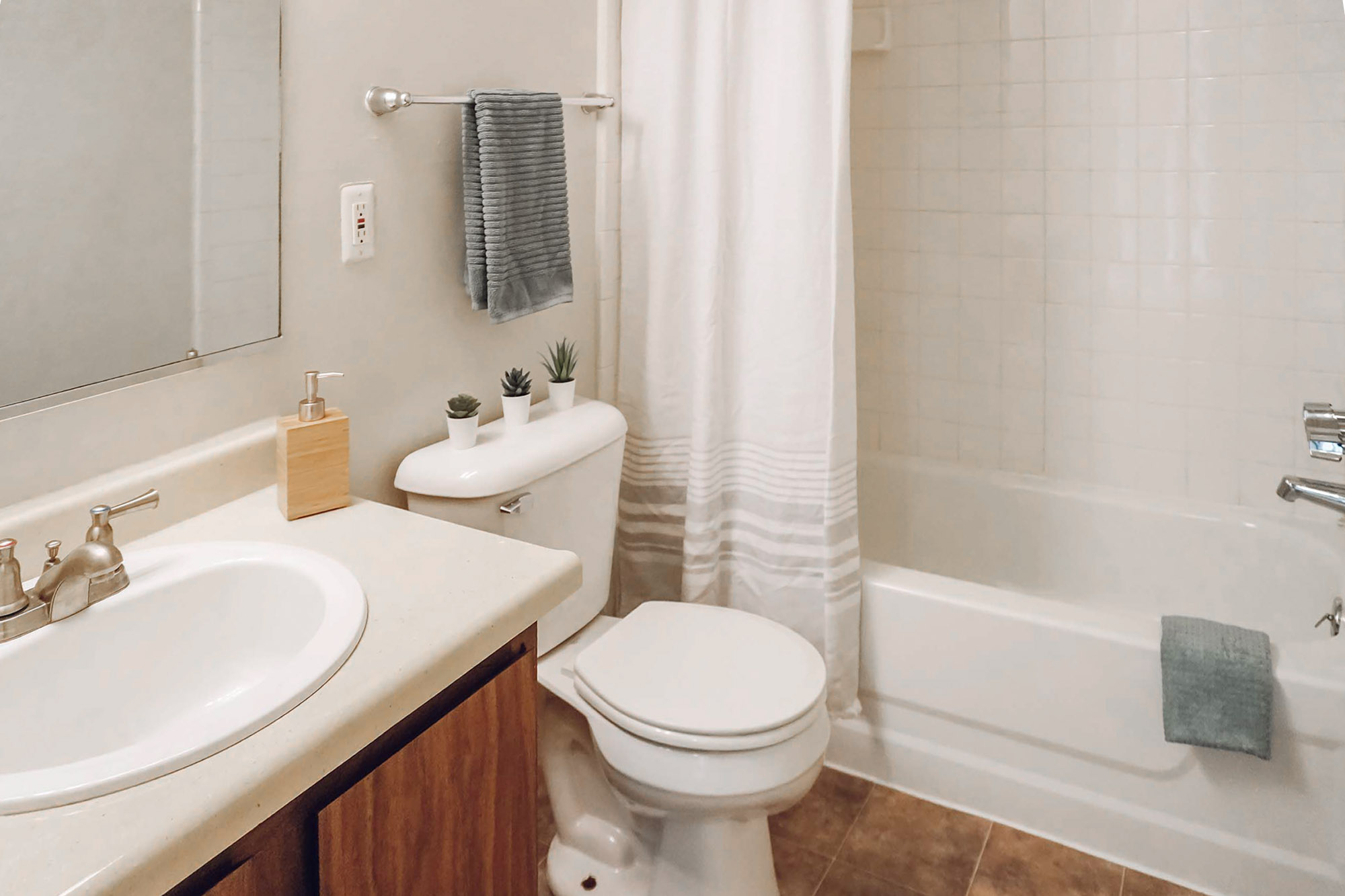 The Elm - Studio - Bathroom