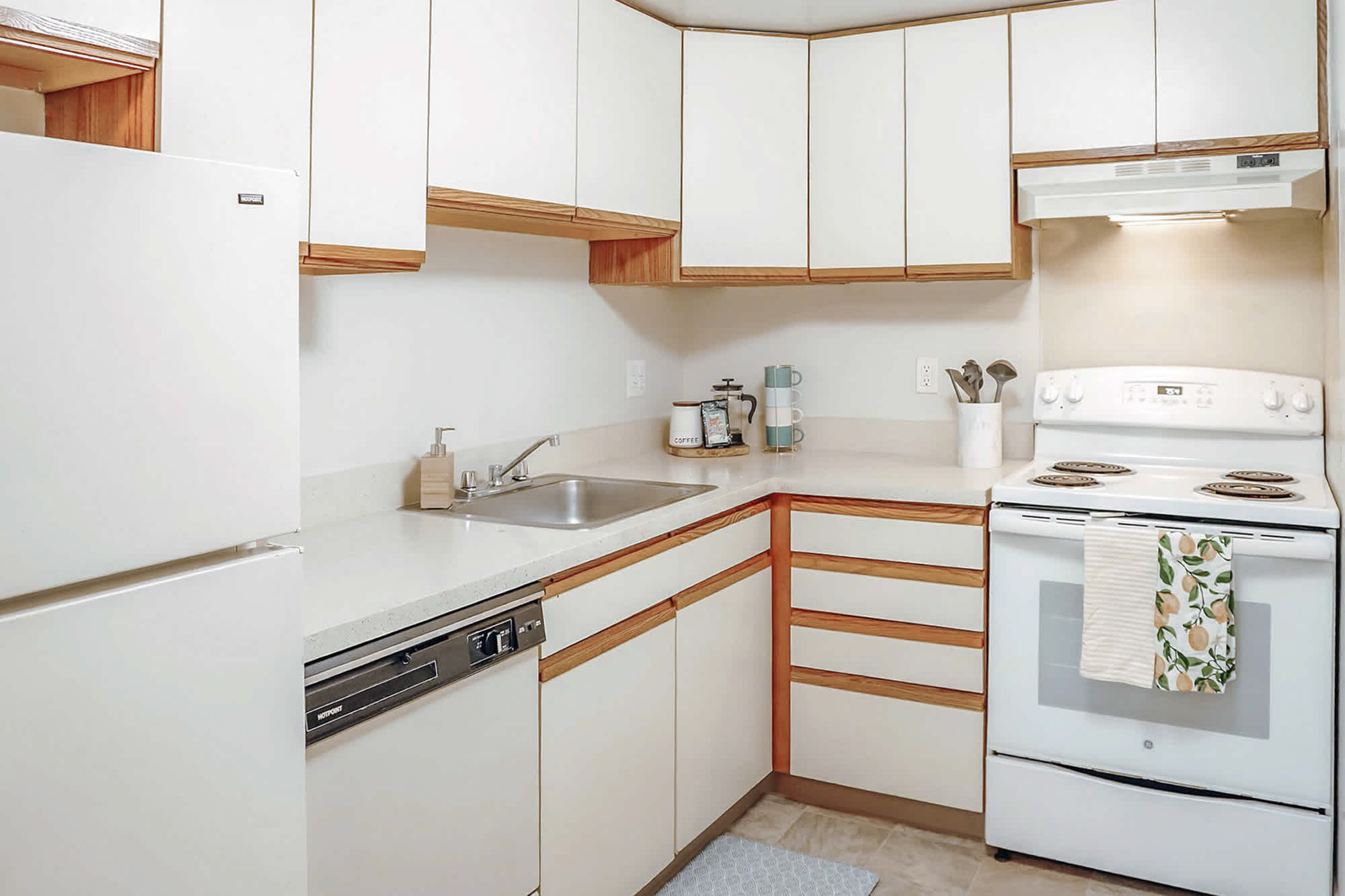 Ontario - 1 Bed 1 Bath - Kitchen