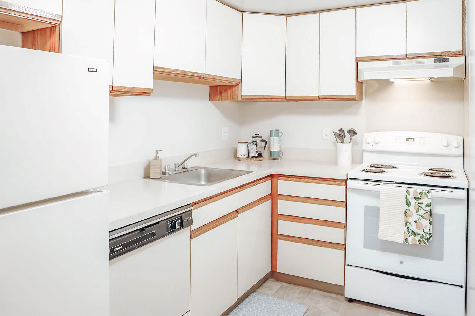 Ontario - 1 Bed 1 Bath - Kitchen