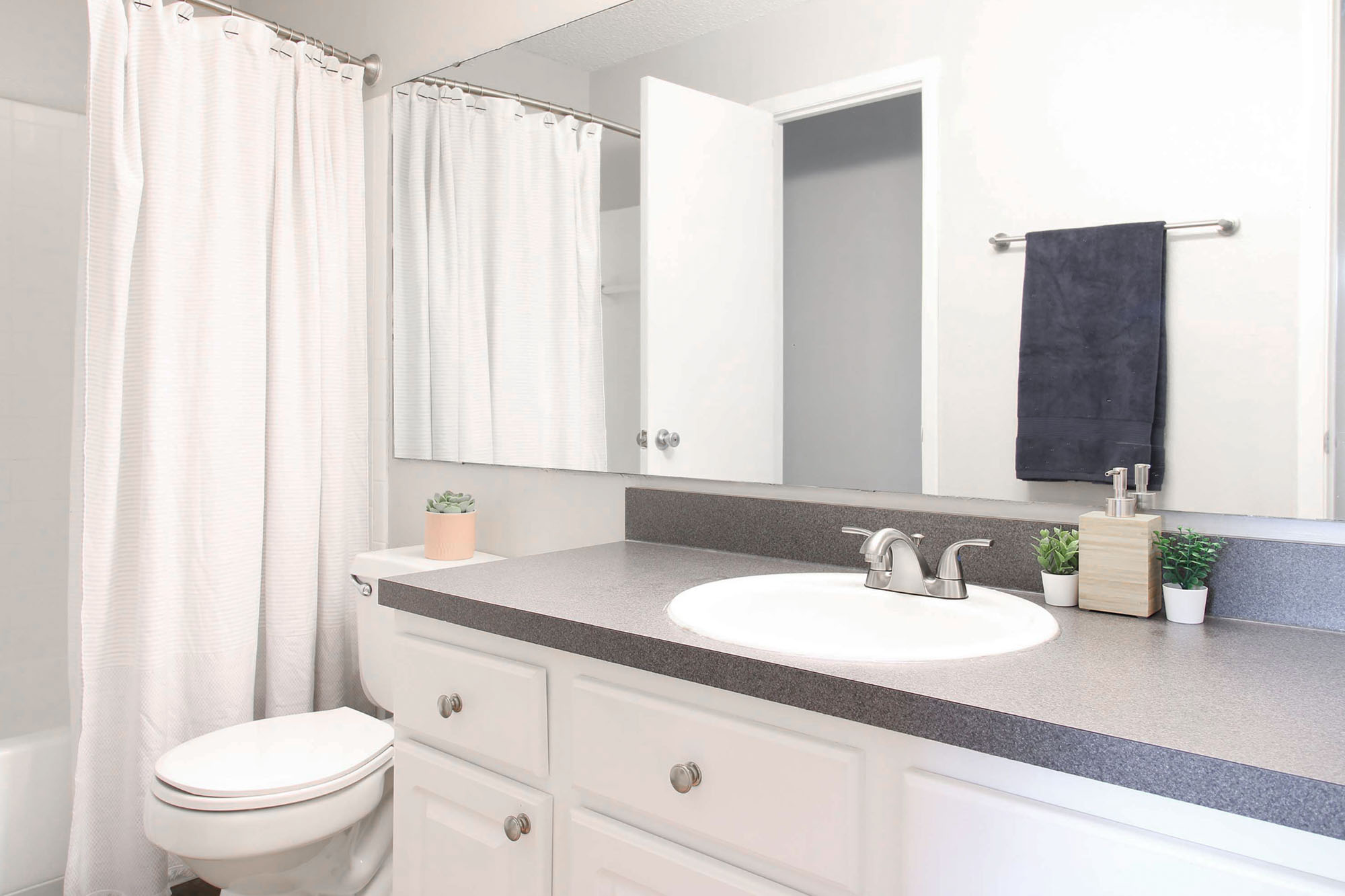 The Hoffner - 2 Bed 2 Bath - Bathroom