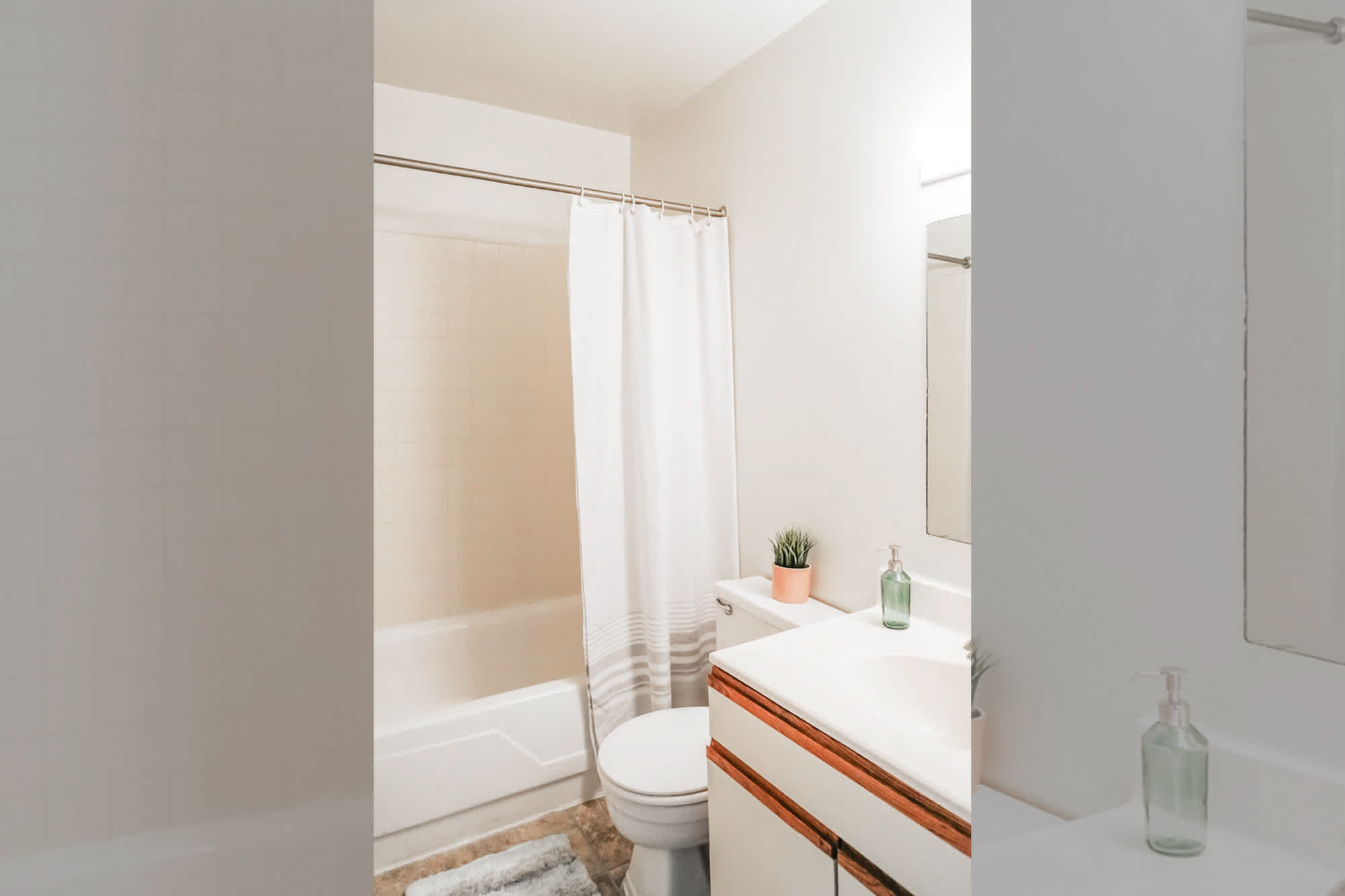 Huron - 1 Bed 1 Bath - Bathroom