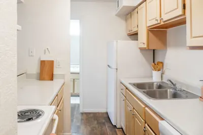 Blue Spring - 1 Bed 1 Bath - Kitchen