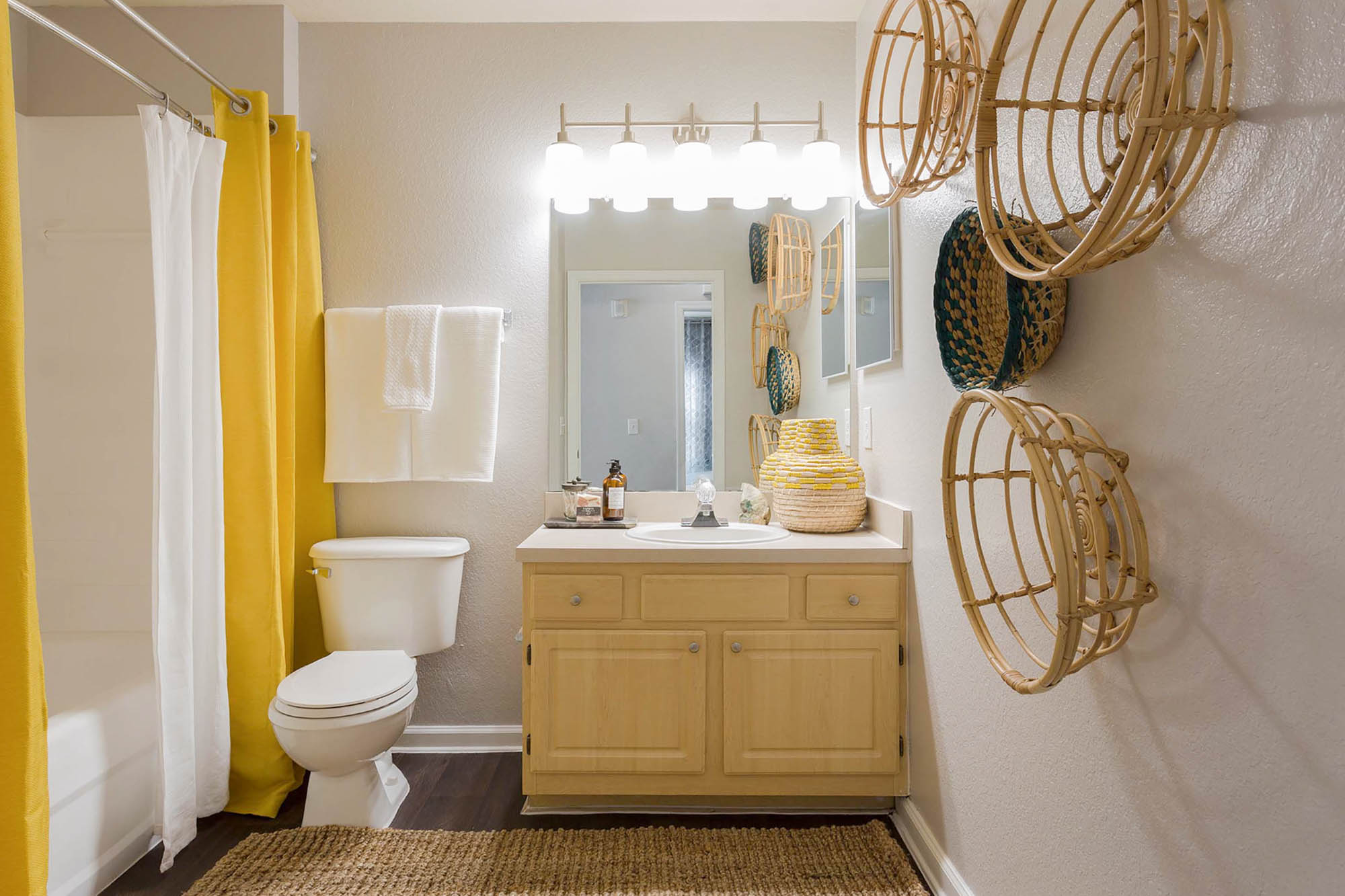 Leocorno - 3 Bed 2 Bath - Bathroom