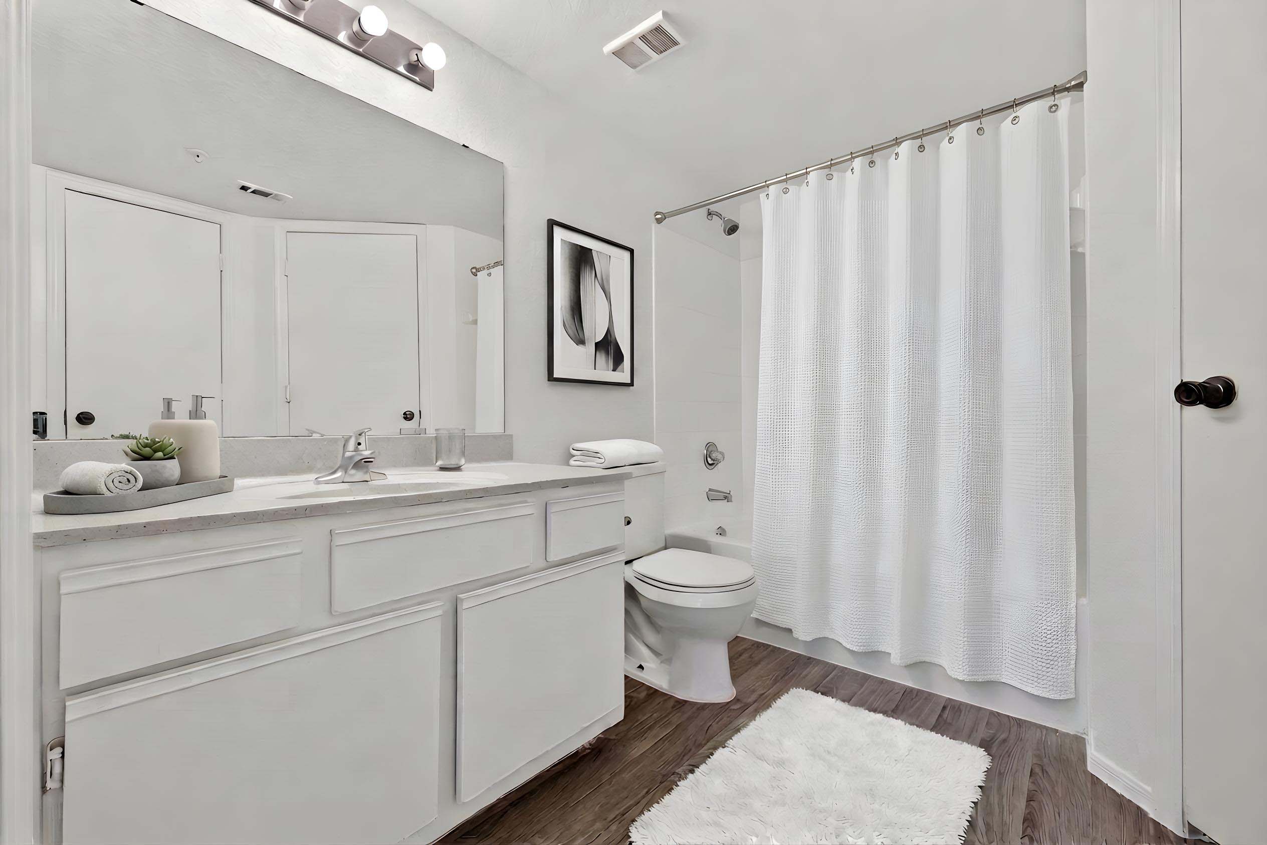 Felicidad - 2 Bed 2 Bath - Second Bathroom