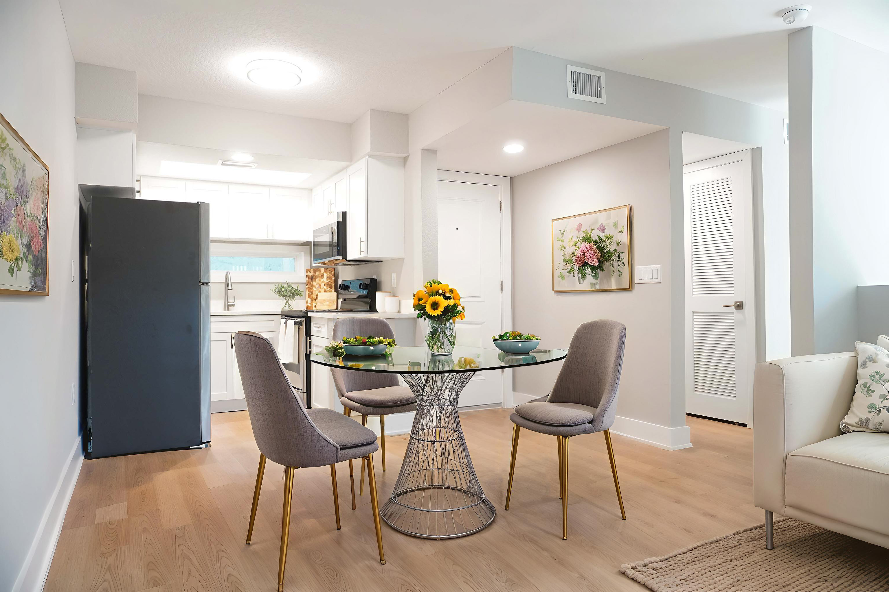 Corrine+ - Studio 1 Bath - Dining Area