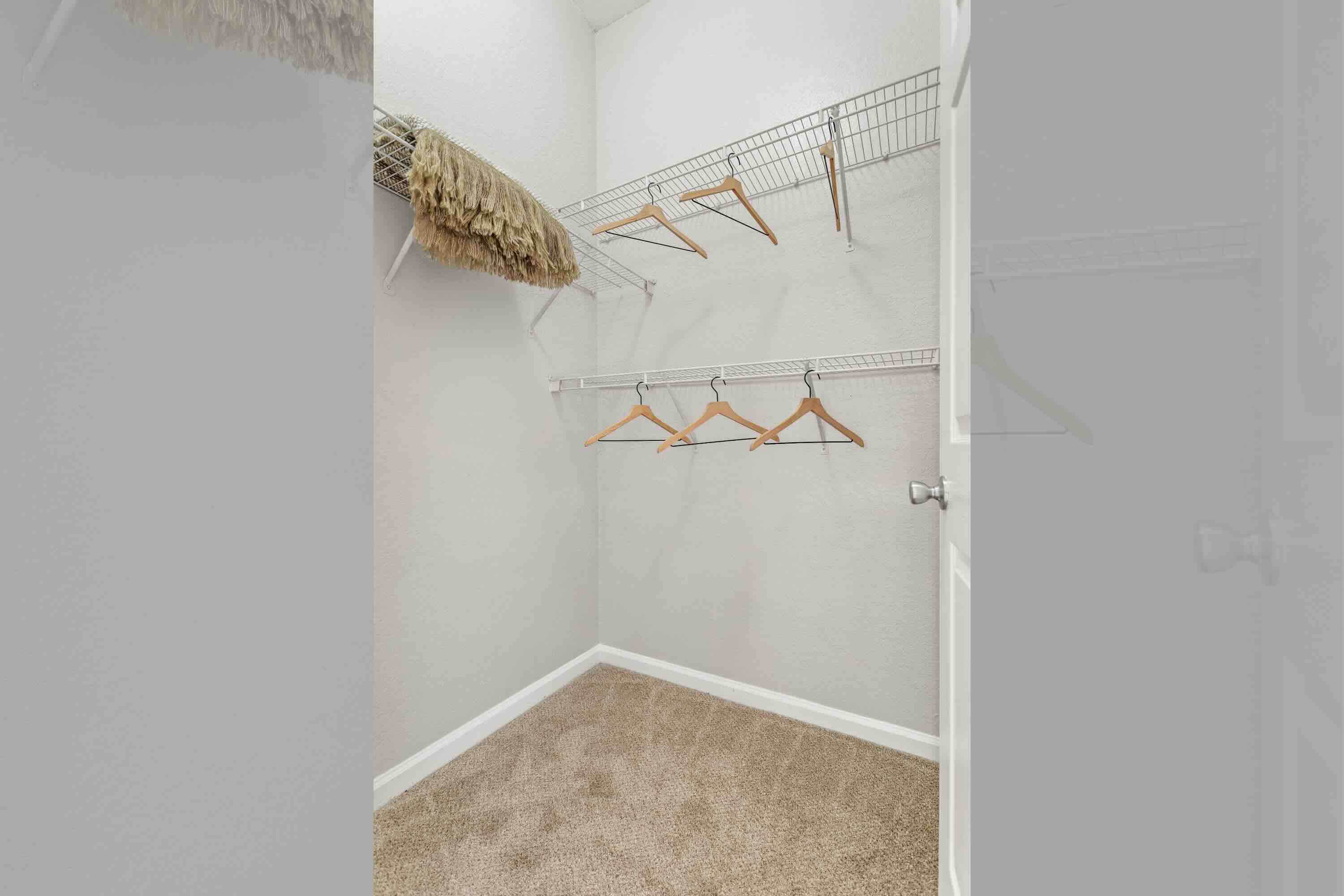 Bruco - 3 Bed 2 Bath - Bedroom Closet 3