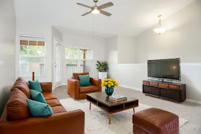 Giraffa - 1 Bed 1 Bath - Living Room