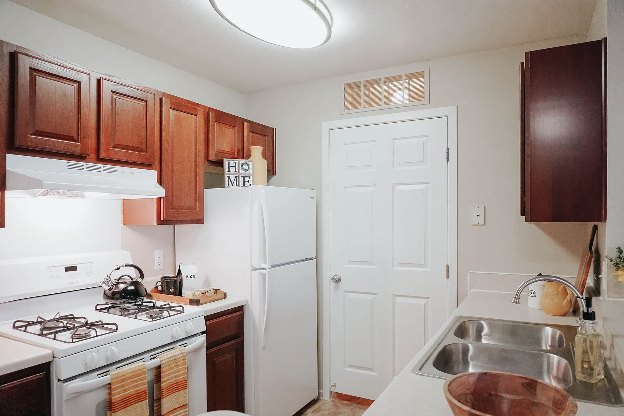 The Huron River - 1 Bed 1 Bath - Kitchen