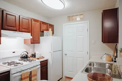 The Huron River - 1 Bed 1 Bath - Kitchen