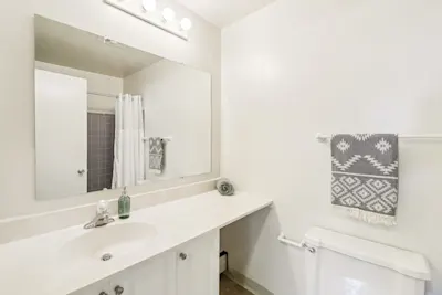 The Huron - Studio - Bathroom