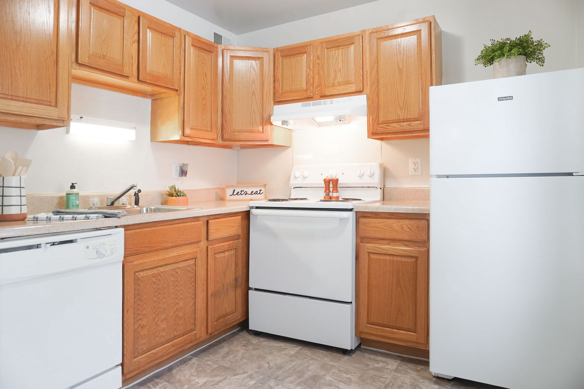 The Birch - 1 Bed 1 Bath - Kitchen