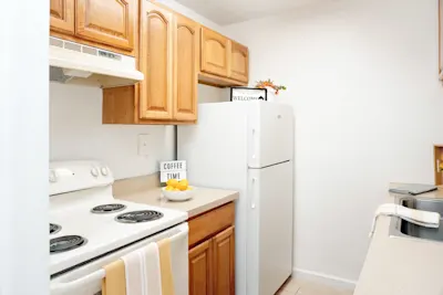 Barber - 1 Bed 1 Bath - Kitchen - Honey Oak Style Cabinet