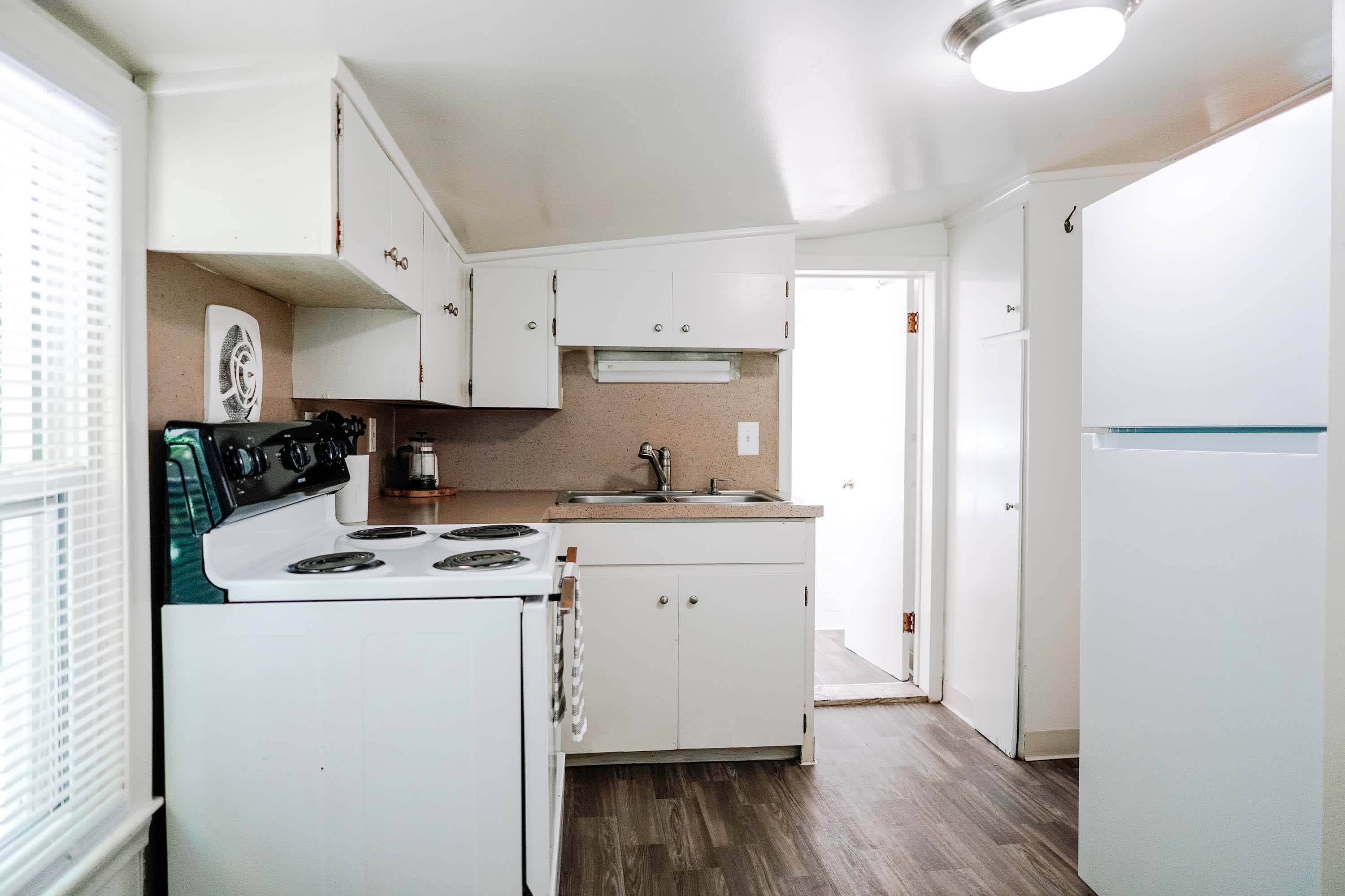 Carriage House - 1 Bed 1 Bath - Kitchen