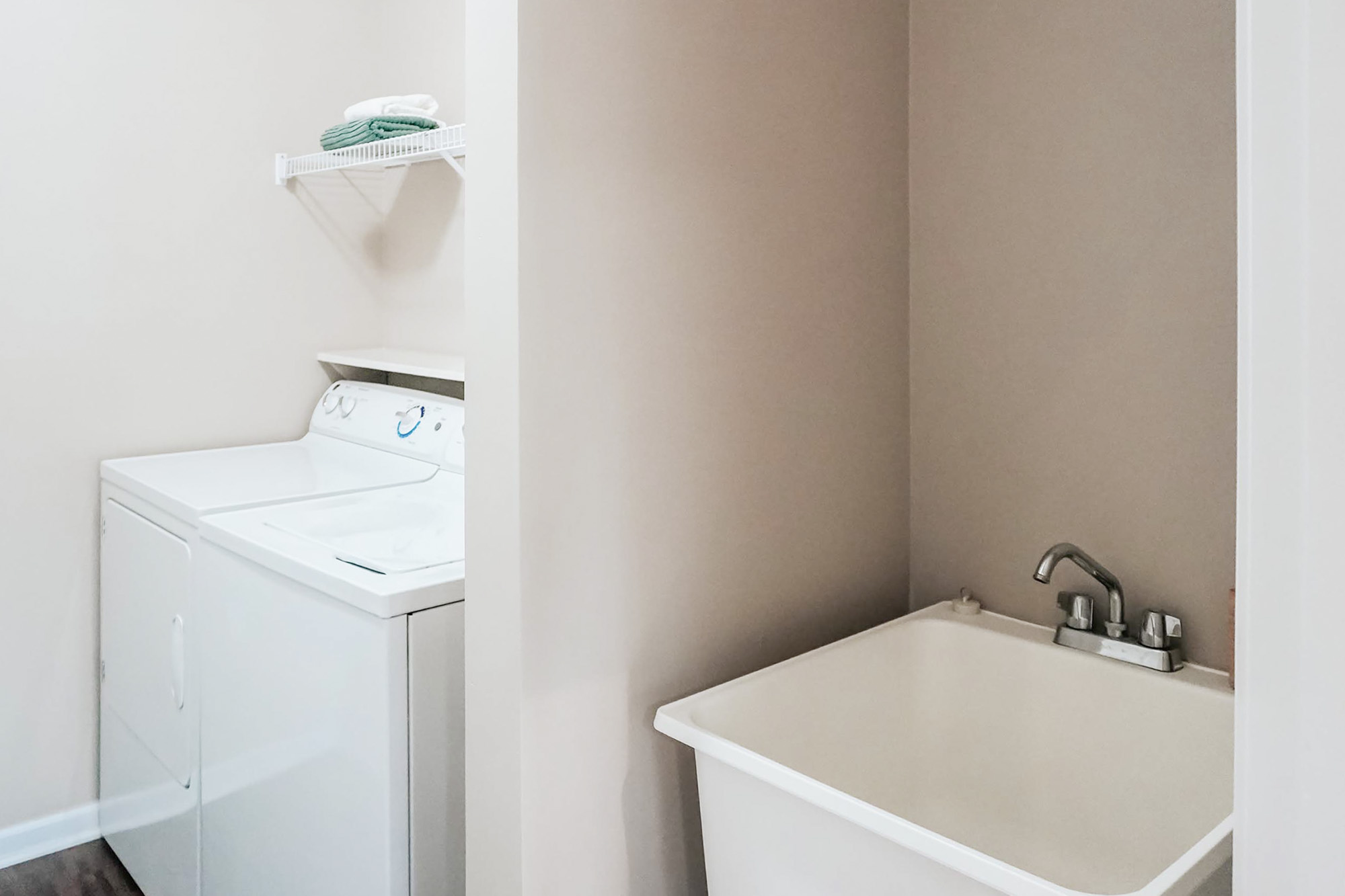 Plymouth - 3 Bed 2.5 Bath - In-Unit Laundry