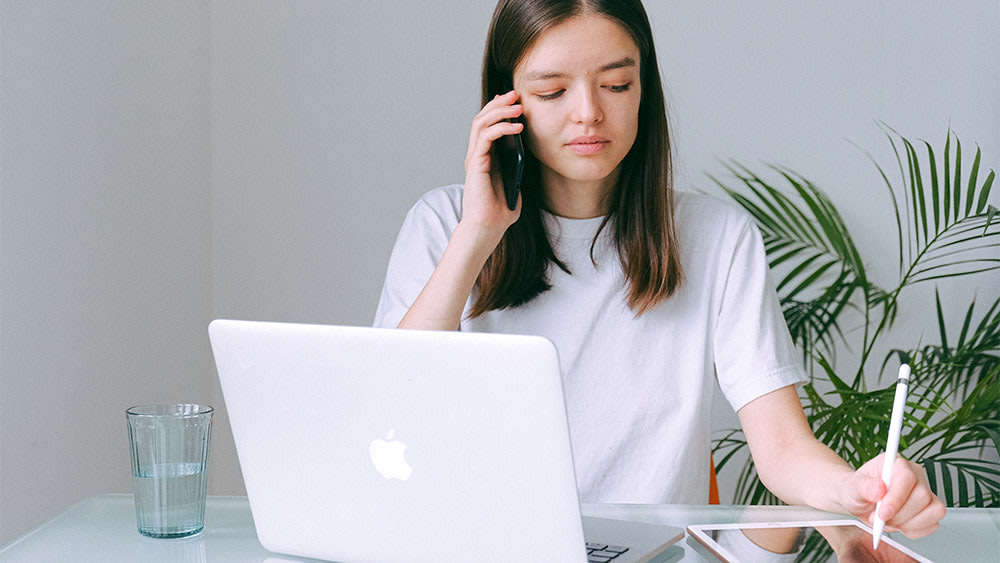 La mujer está hablando por el teléfono