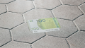 100 € bank note N26 on the floor.