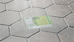 100 € bank note N26 on the floor.